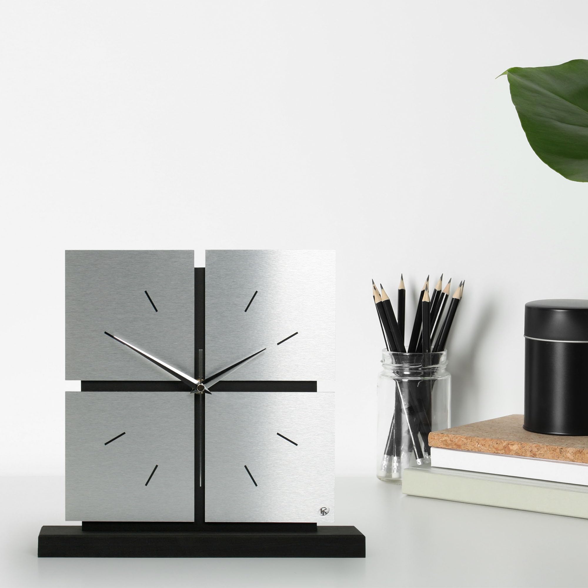Kreative Feder Standuhr „Silver Squares“ aus Holz – Schwarze Tisch-Uhr in modernem Metallic-Look; Größe ca. 28x30x5cm (leises Funkuhrwerk)