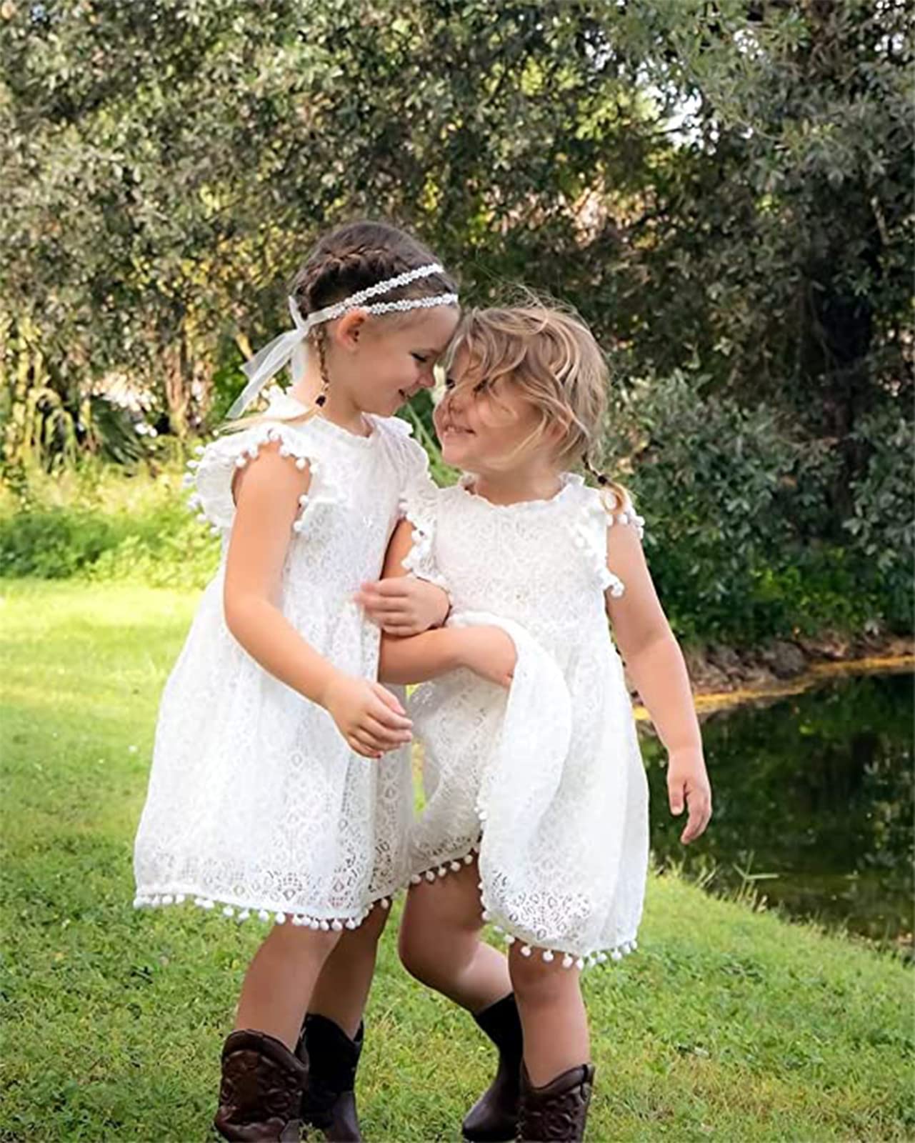 Abito da bambina elegante da principessa in pizzo vintage con pompon a maniche svasate, abito da festa