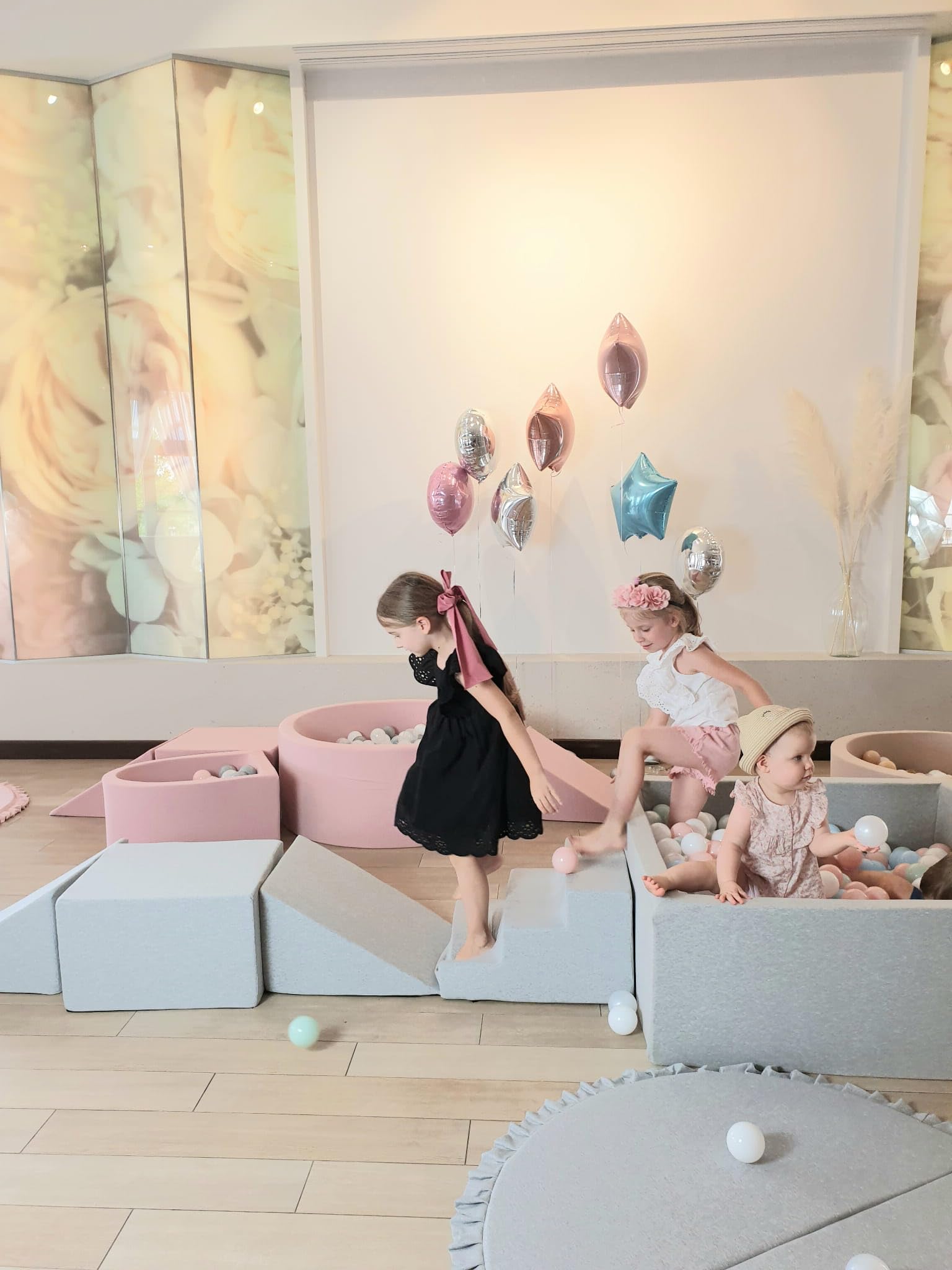 Beige Schaumstoff-Spielset mit 5 Elementen Bällebad und 100 Bällen Abnehmbare Bezüge Weich und Waschbar Indoor-Spielset Kinderspielplatz