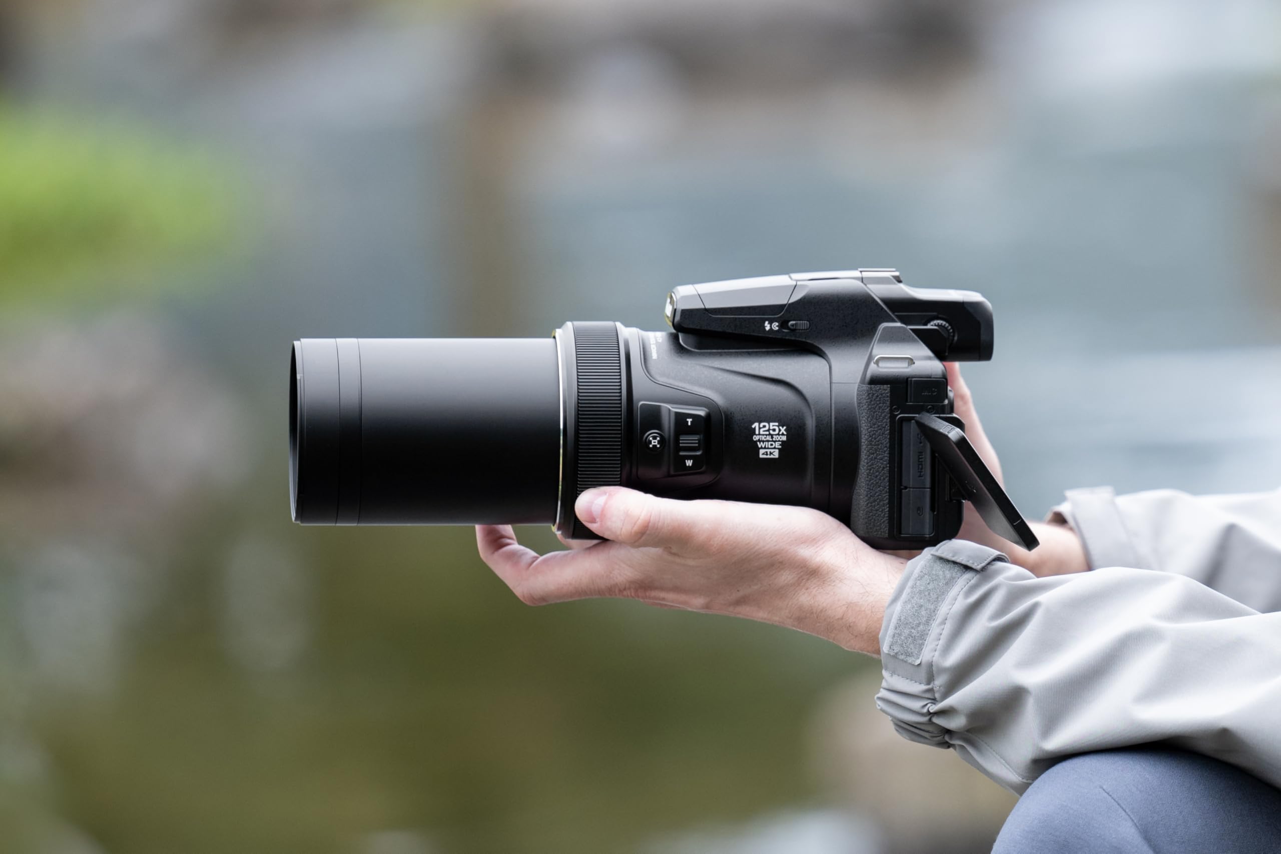 Nikon Coolpix P1100 Fotocamera Bridge, Zoom Ottico 125x (24-3000mm), Sensore CMOS 16 MP, Video 4K UHD, Stabilizzazione Ottica VR, LCD Articolato 3.2", Nero [Nital card: 4 anni di garanzia]