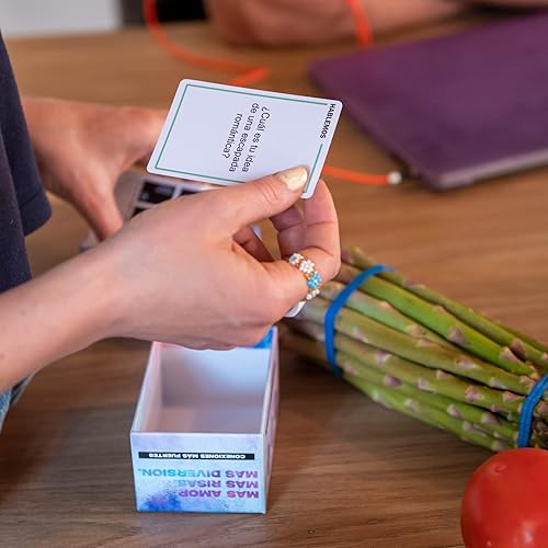 Miniatura 6 de Why Dont We Conversar y Conocerse - 120 tarjetas con preguntas conversaciones juegos y más - Juego divertido y romántico para parejas