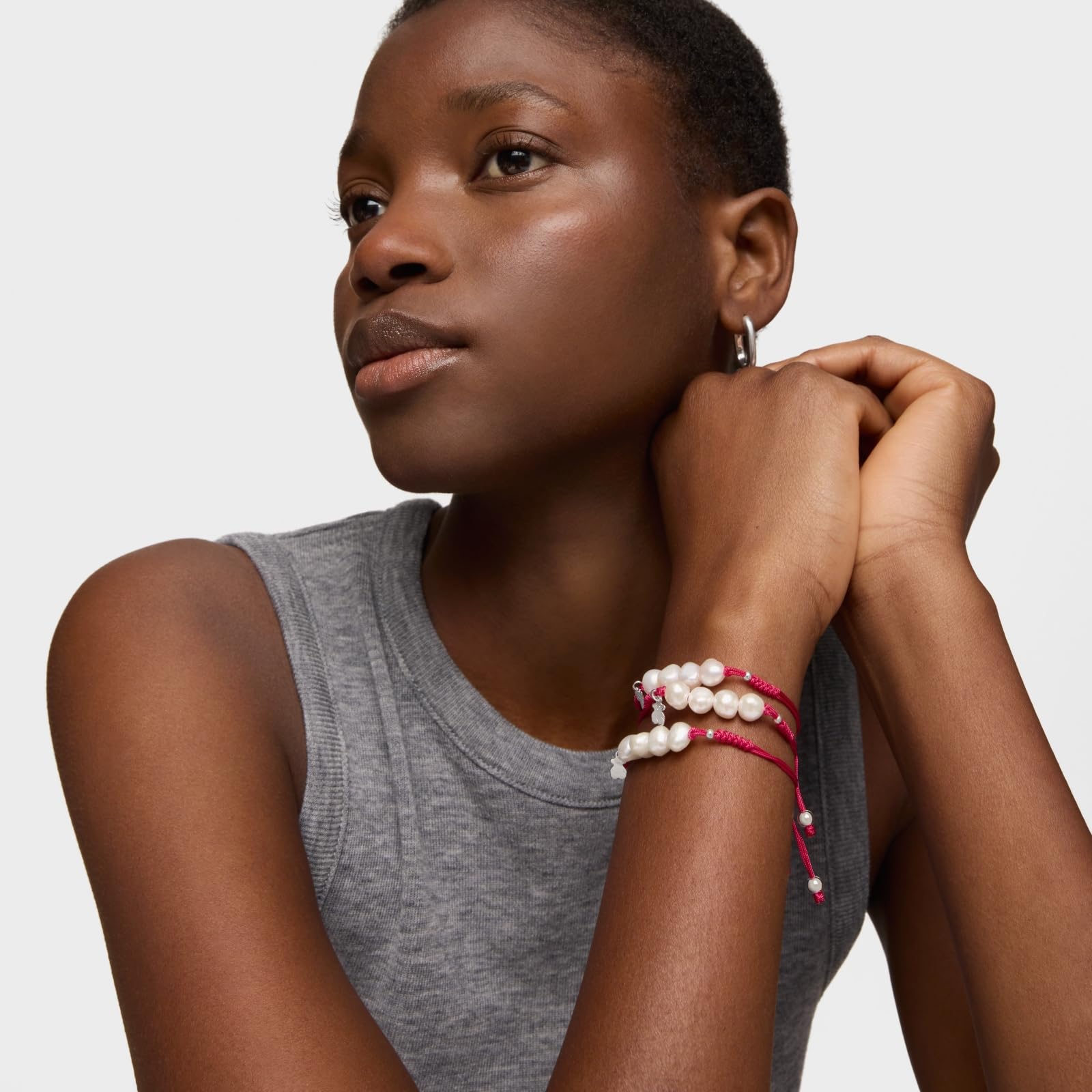 TOUS Pulsera de Cuerda y Perlas para Mujer con Motivo Oso en Plata de Primera Ley, 16 cm de Largo, Originalidad y Atrevimiento, Colección Pearl