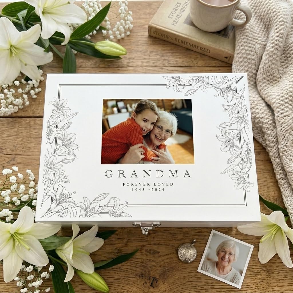 Caja de recuerdos de madera blanca personalizada con guirnalda azul para bebé, regalo de duelo, recuerdo conmemorativo, regalo de cumpleaños, regalo de aniversario, regalo para ella | 27 x 19 x 14 cm