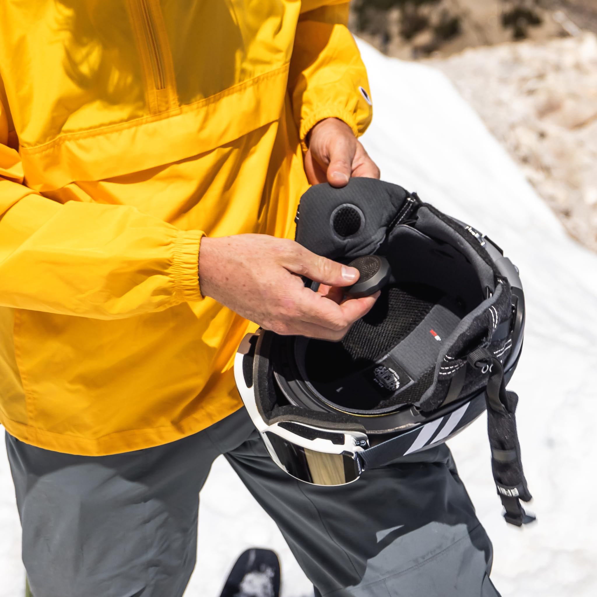 Outdoor Tech Chips Ultra 2.0 - Universal Helmet Audio - Premium Helm Bluetooth Headset - True Wireless Snow Helmet Audio - Easy Touch Controls, Kompatibel mit Google Assistant und Siri