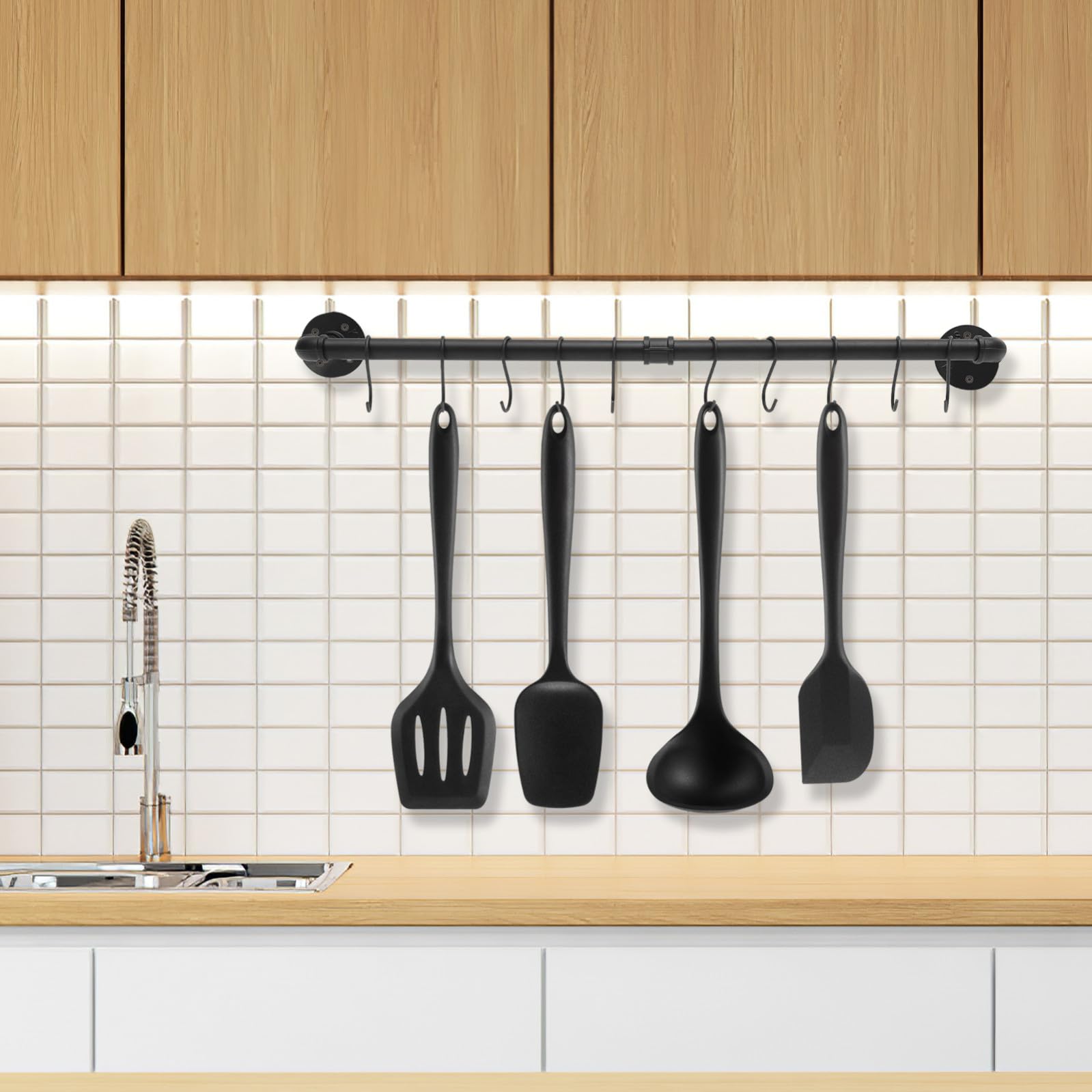 Support Suspendu Mural pour Casseroles et Poêles en Fer Noir, Étagère Murale Industrielle avec Crochets, Design Unique Cuisine la Maison