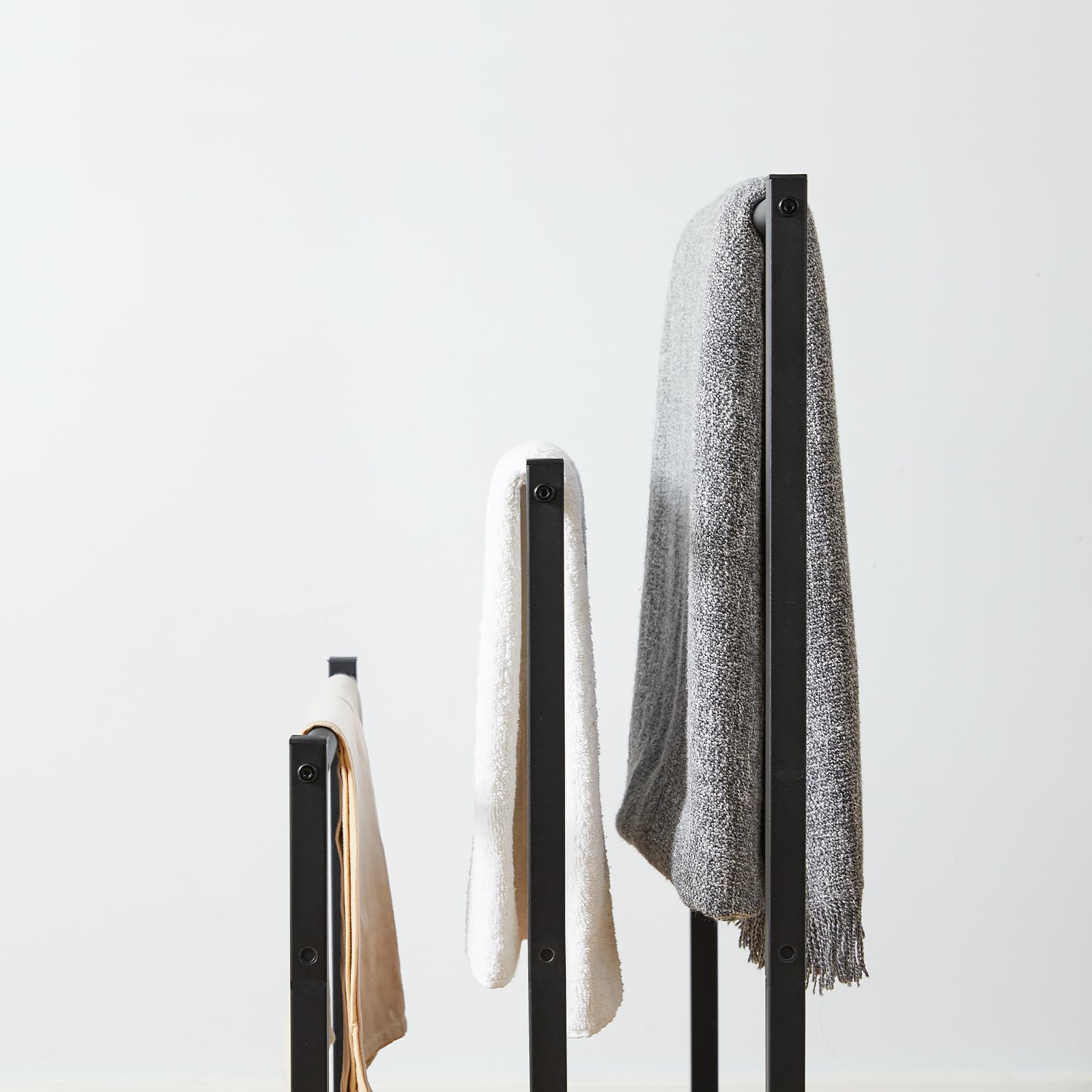 HOOBRO Porte-Serviettes, Range-Serviettes avec 3 Barres, Support Salle de Bain, Étagère de Rangement, 60 x 28 x 81 cm, pour Serviettes, Couvertures, Journaux, Marron Rustique et Noir EBF06LB01