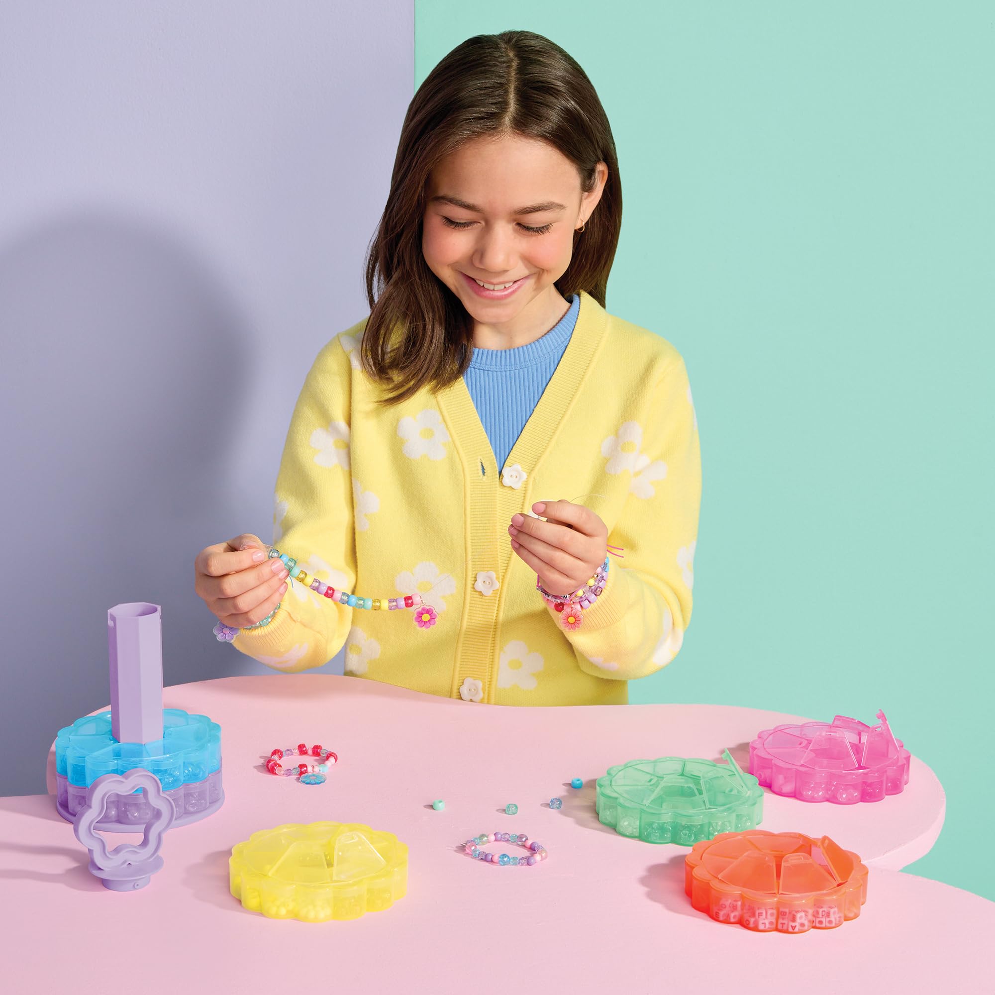 Make It Real: Tour de fleurs de rangement pour perles – DIY 20 bracelets, rangement coloré à 7 niveaux, 628 perles, design-create-wear, trie-stack-stow, enfants 8+