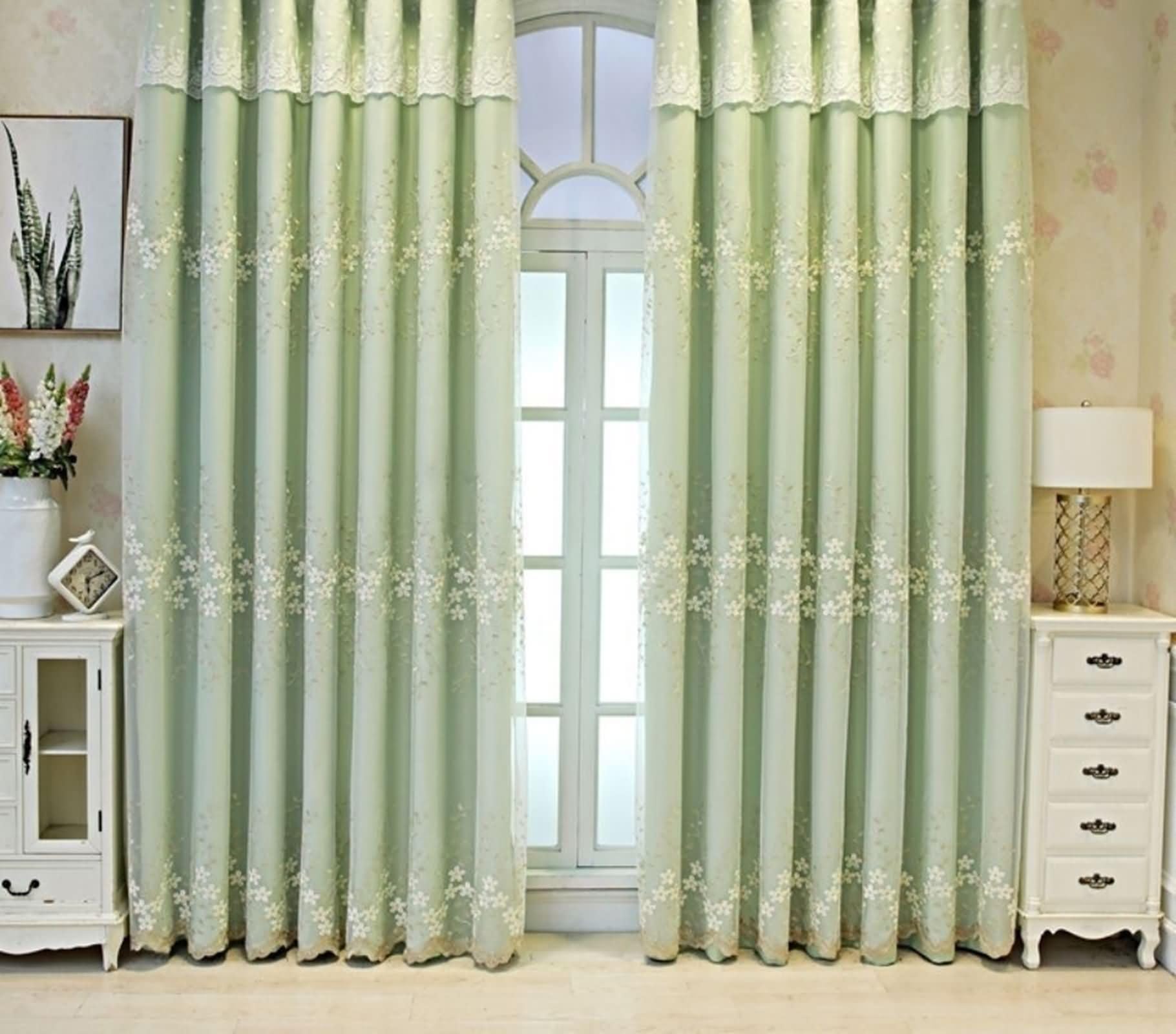 Rideau tissu chambre occultant pour créer une ambiance cocooning vert et gaze