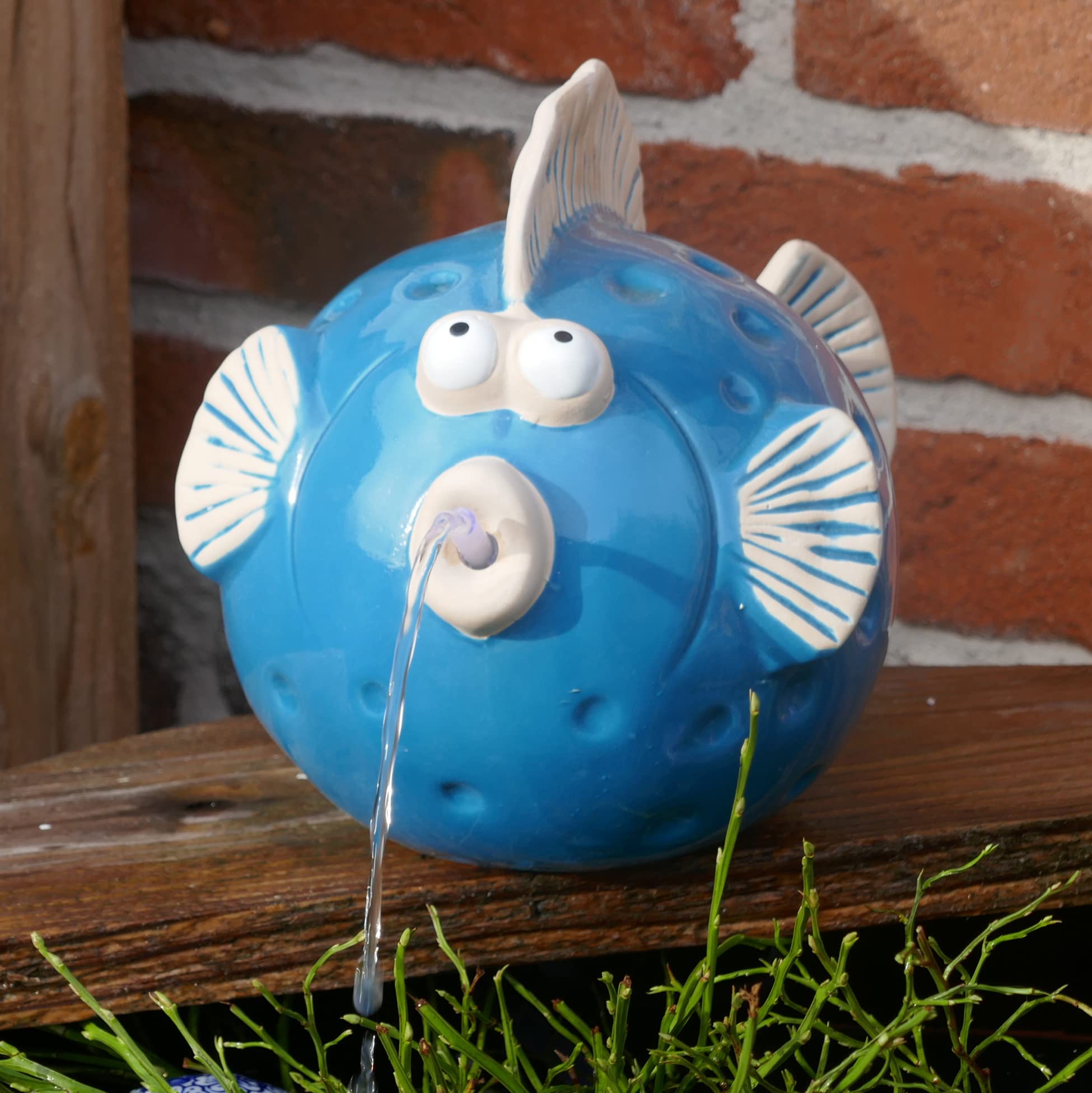 Wasserspeier Fisch mit Solarpumpe blau aus Keramik für Miniteich oder Weinfass