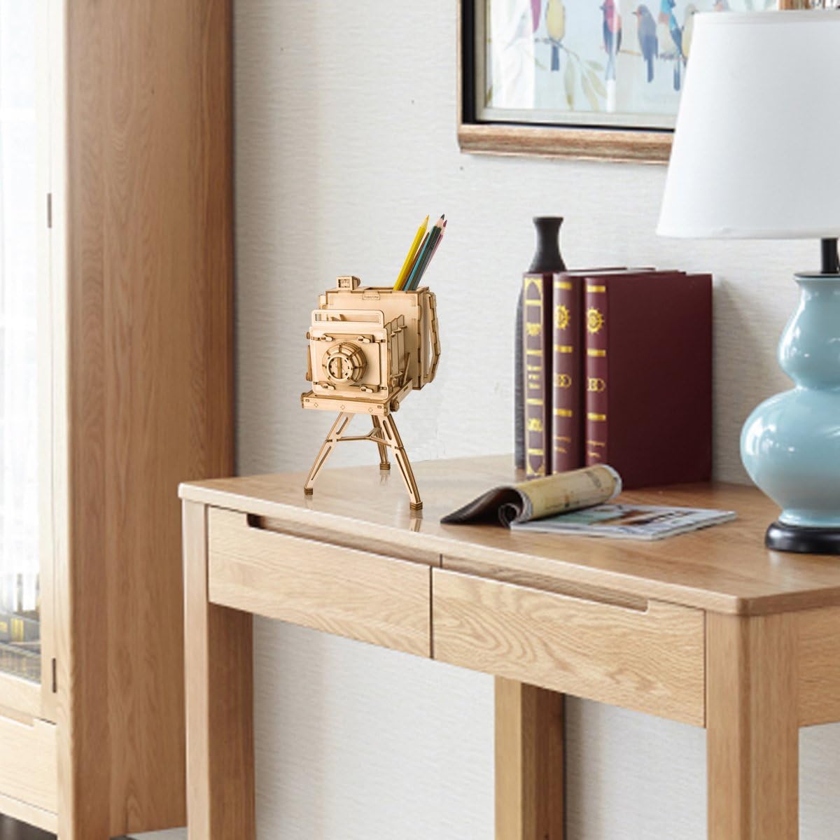 റോബോടൈം വിൻtage Camera model displayed on a wooden desk in a room setting, showcasing അതിന്റെ അലങ്കാര ആകർഷണം.