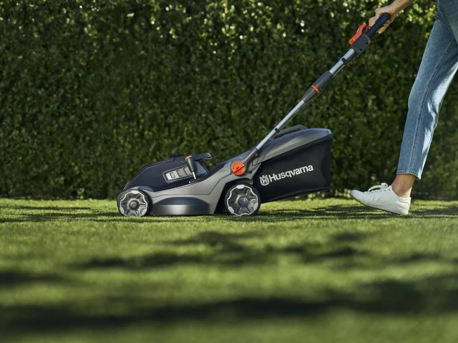 Husqvarna Aspire LC34-P4A Tondeuse à Gazon sans Fil avec Batterie 18 V et Chargeur, pour 500 m² de Surface de pelouse I Tondeuse à Gazon électrique (Panier collecteur de 30 l, Largeur de Coupe 34 cm,