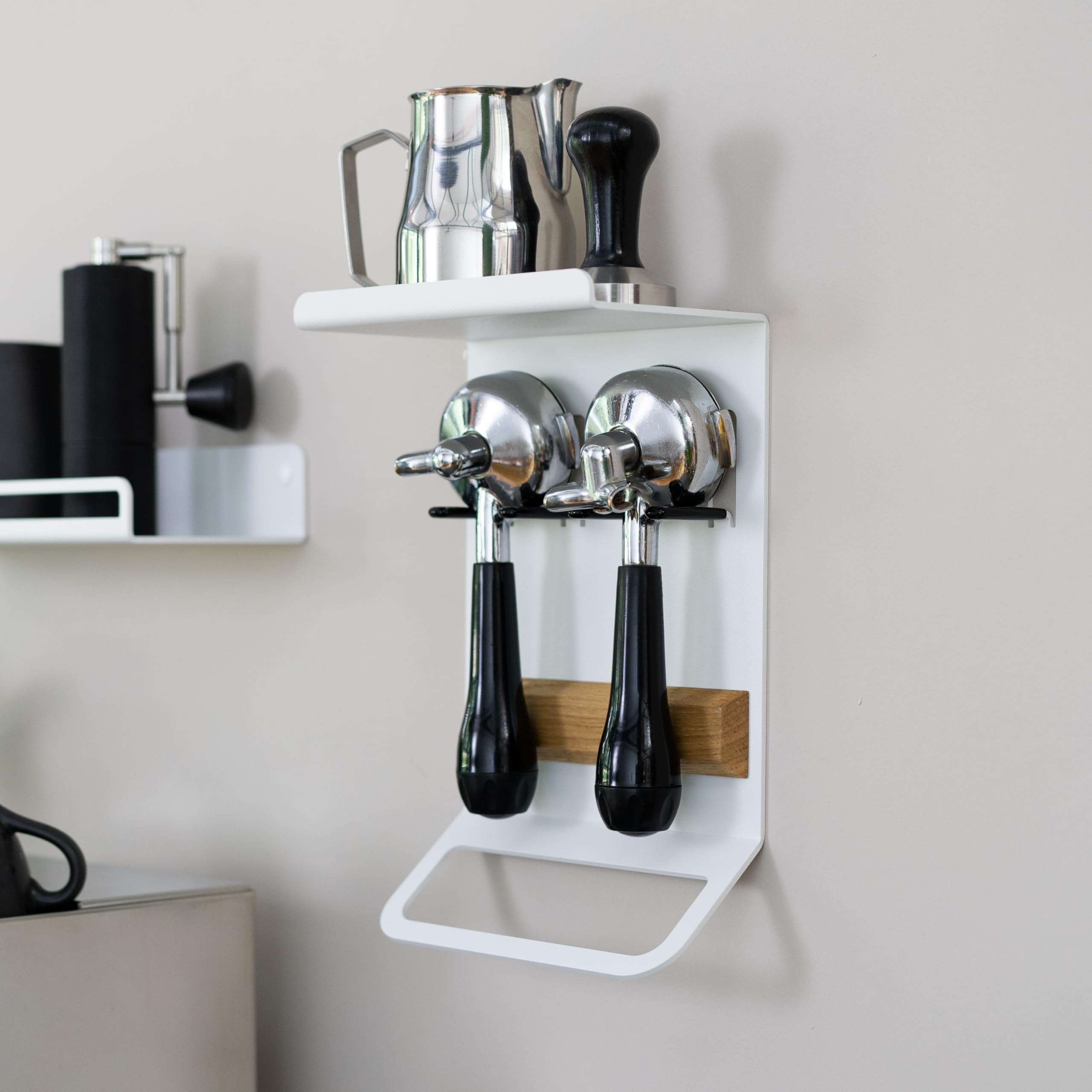 FLATE® Barista Rack Mini: Kompaktes Wandregal für Barista Zubehör mit Siebträgerhalter (Orange)