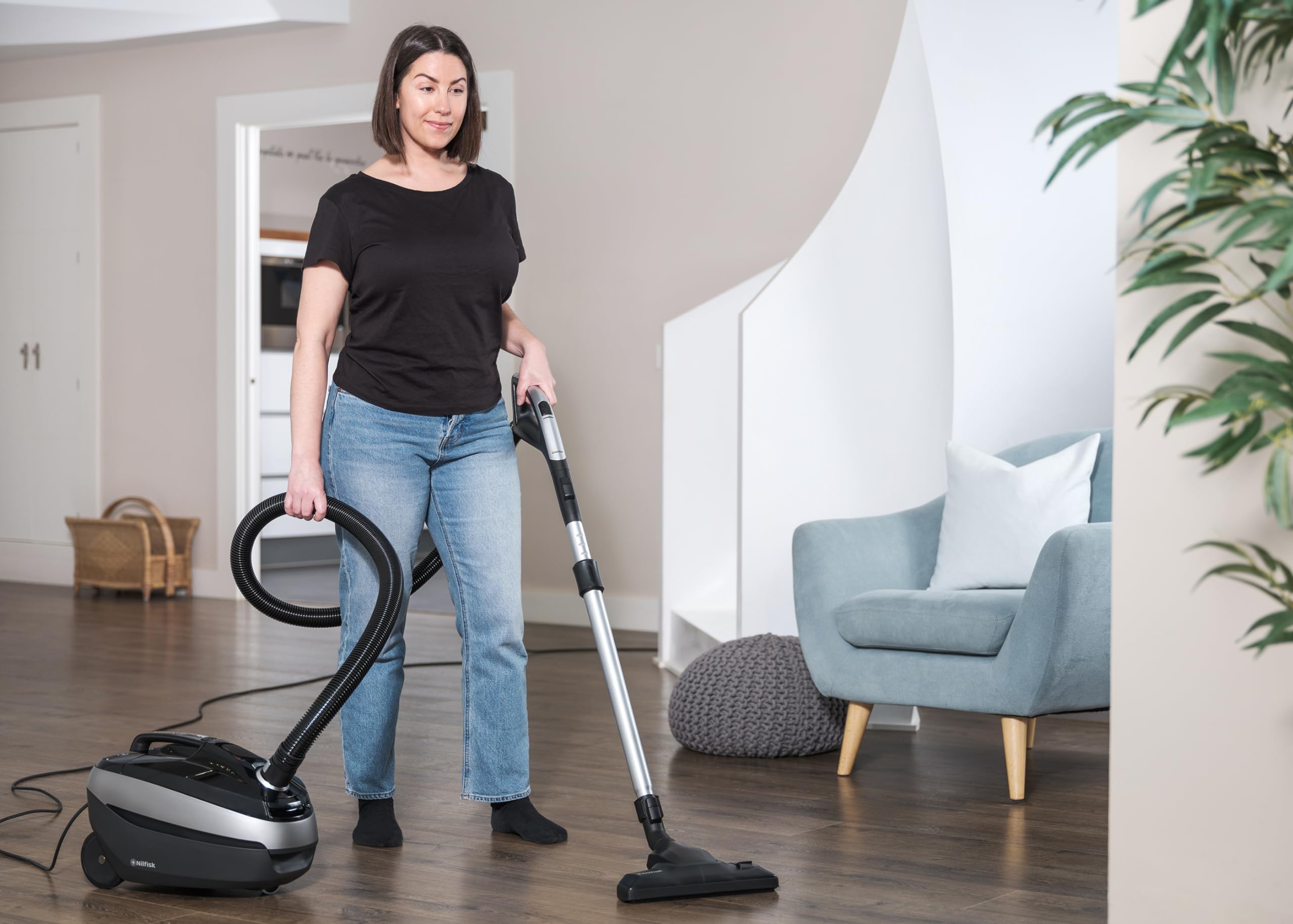 Nilfisk Aspiradora Select para Suelos y Alfombras - Aspirador de Trineo Anti-Alérgenos con filtro HEPA, Elimina el Polen de Suelos y Aire - Negra (BLSU13P08A1)