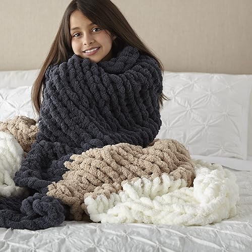 Miniatura 4 de Crafted By Catherine Hilo de felpilla grueso, paquete de 2 (41 yardas cada madeja), beige, calibre 7 Jumbo