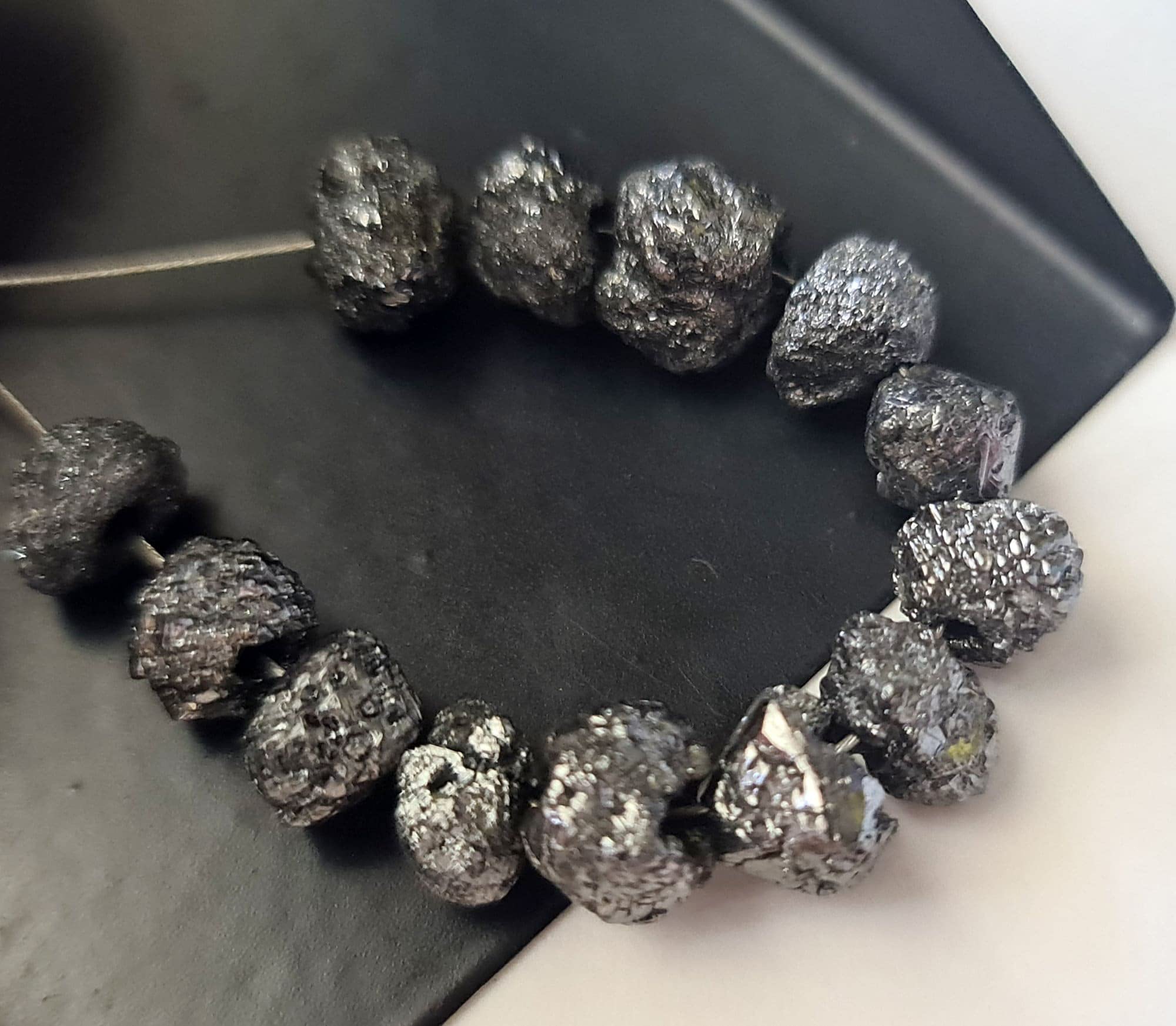 8–8,5 mm große schwarze Rohdiamantperlen für Damen, 2 mm großer, gebohrter schwarzer Diamant, loser Diamant, schwarze Rohdiamantperlen (1 Stück bis 2 Stück Optionen) – PDD54