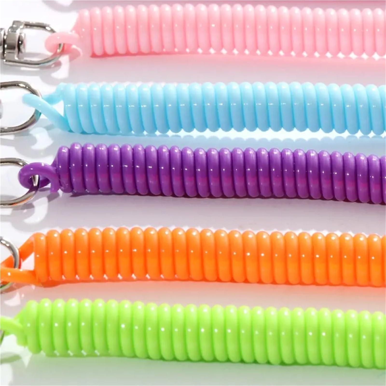 Metalowy brelok, Elastyczny brelok do kluczy 100 szt. Opaska na nadgarstek unisex elastyczna smycz sprężynowa zapobiegająca zgubieniu liny breloczek spiralny(Purple)