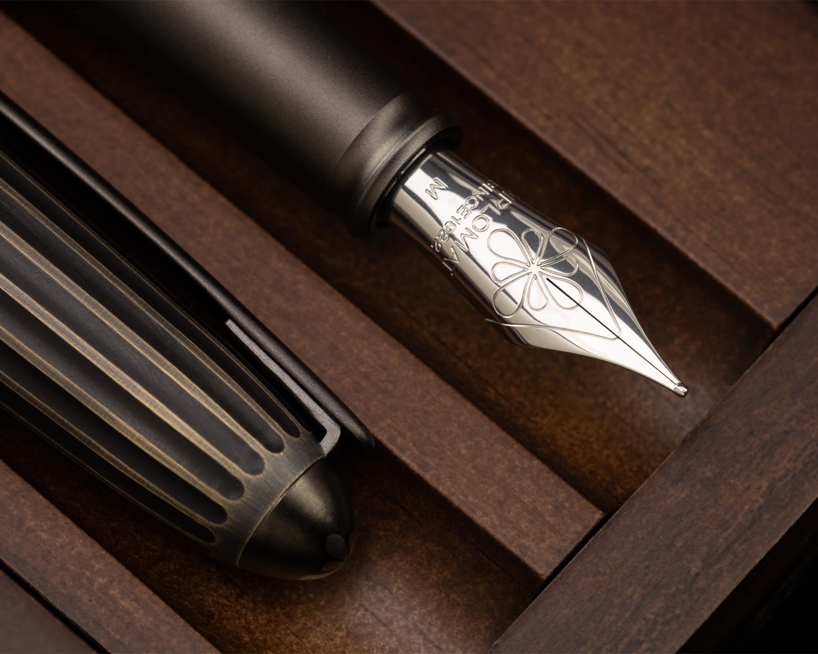 Diplomat Aero Füllhalter-Set Oxyd Messing, Octopus Tinte und Konverter | Metallfüllhalter mit Edelstahlfeder M, 30 ml Octopus Tinte Königsblau und Tintenkonverter