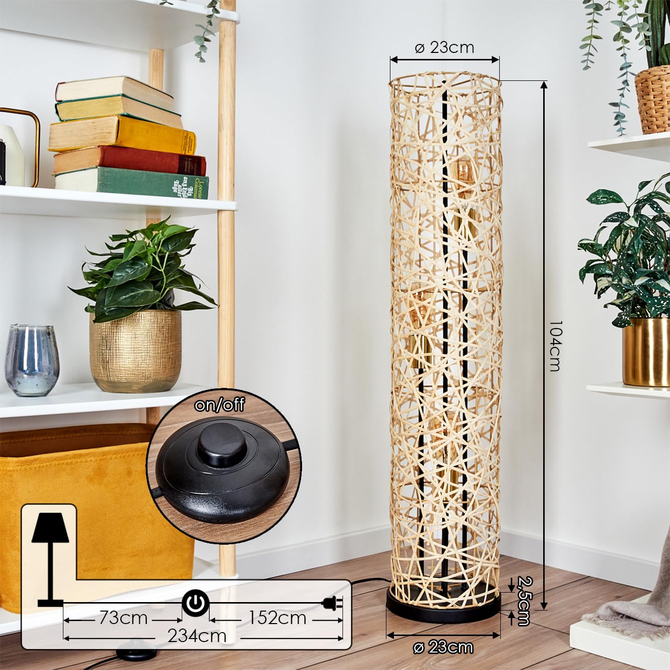 HOFSTEIN Stehleuchte Nordby, Stehlampe aus Metall/Bambus in Schwarz/Gold/Natur, Leuchte im Skandinavischen/Boho-Design mit Fußschhalter u. Lichteffekt, E27, Wohnzimmer, Schlafzimmer, Esszimmer, Büro