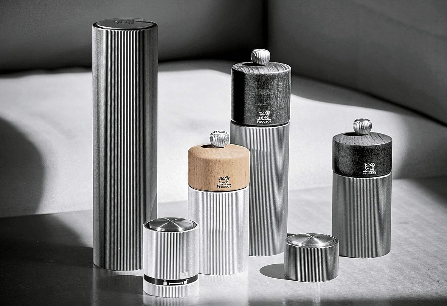PEUGEOT-Line Pepper Mill - Classic Grind Adjustment -Aluminum and PEFC Certified Wood - Made in France- Carbon Color. 18 cm-7"