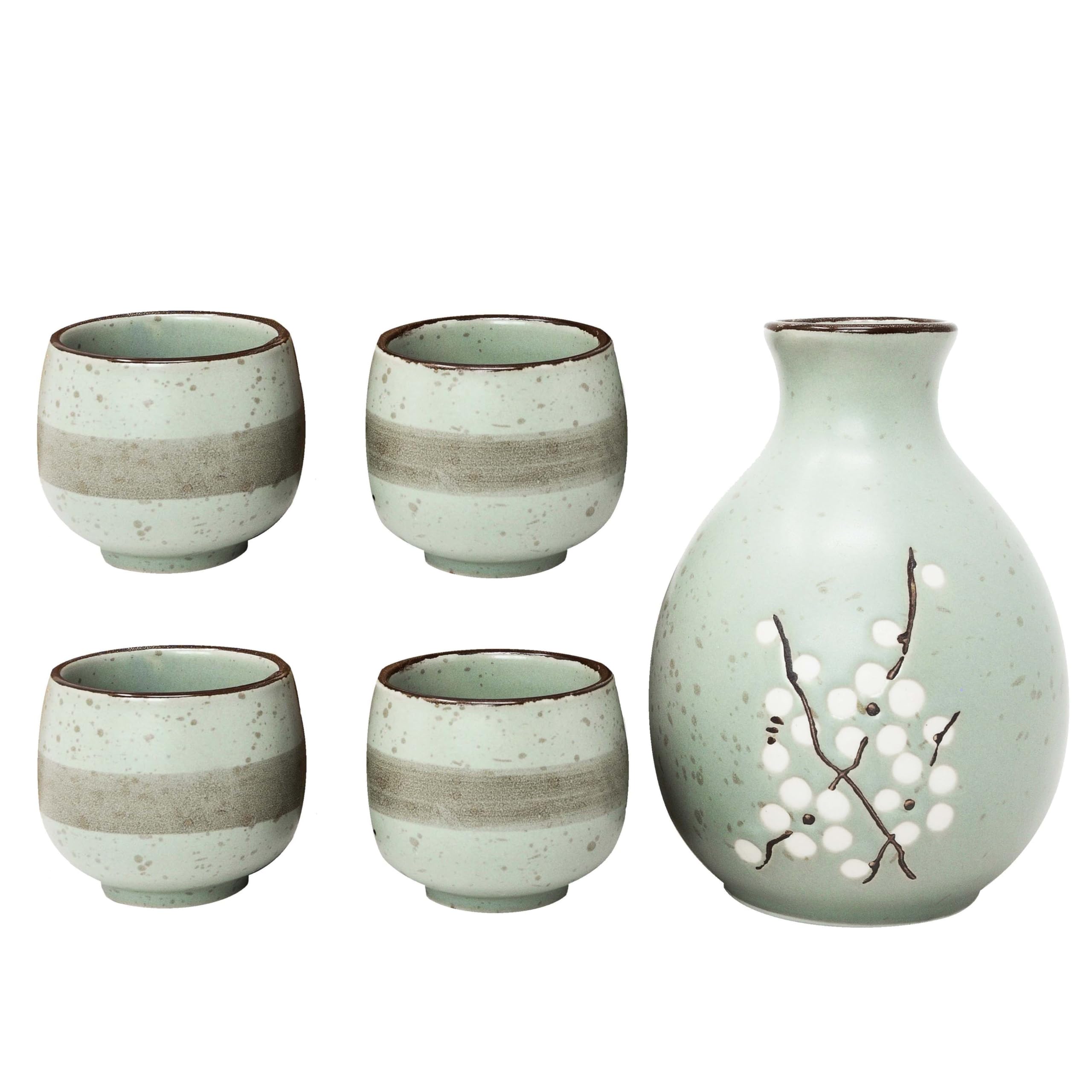 MystiCalls Japanisches Sake-Set 5-teilig, 1 Sake Karaffe warm/kalt 4 Sake Becher, Handgemalte Kirschblüten auf Keramik, Geschenkset, Sake Set für 4 Personen
