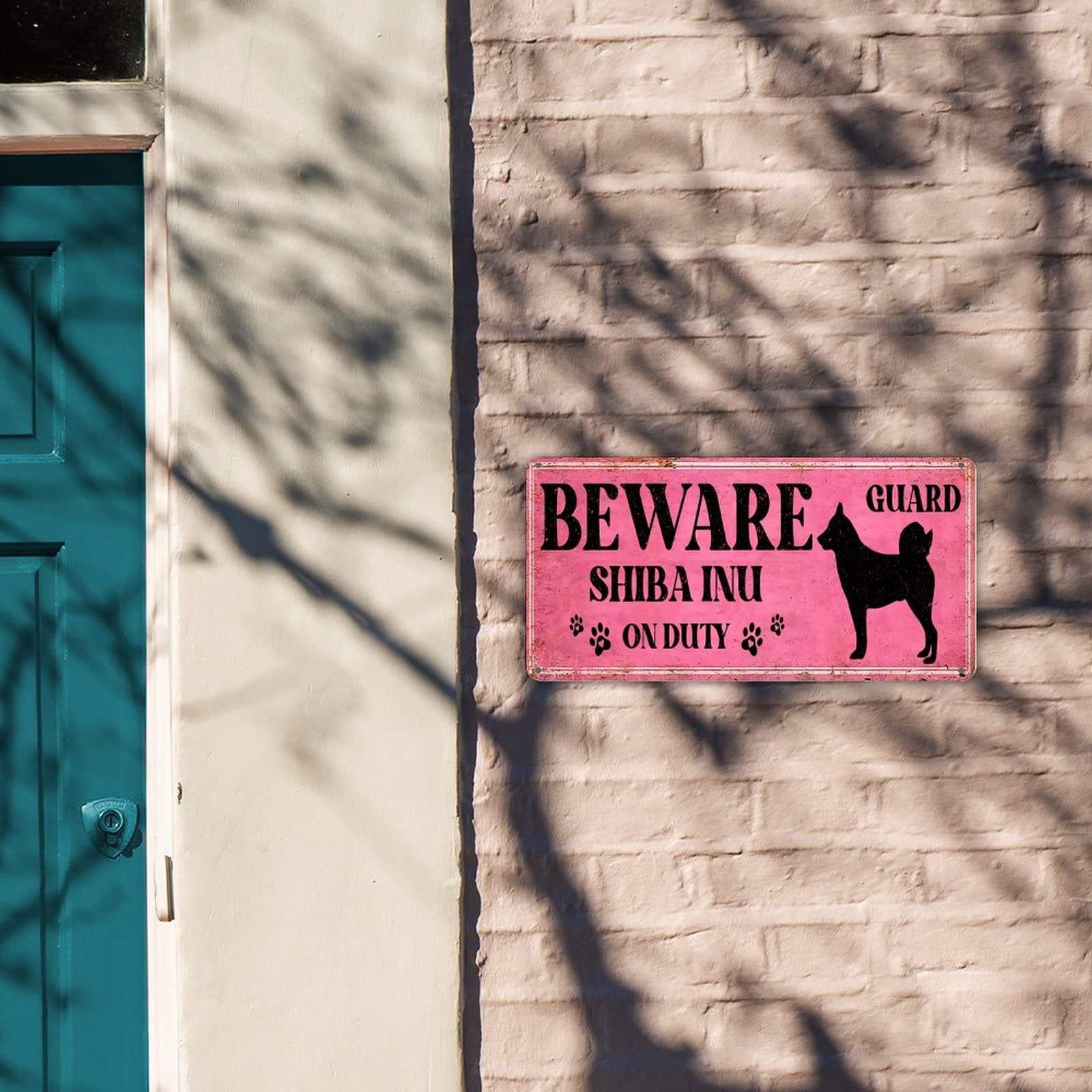 Panneau En Métal « Beware Guards Shiba Inu On Duty » Avec Des Chiens - Plaque En Métal Personnalisée - Décoration Pour Terrasse, Porche, Piscine, Jardin, Café - 15,2 X 30,5 Cm