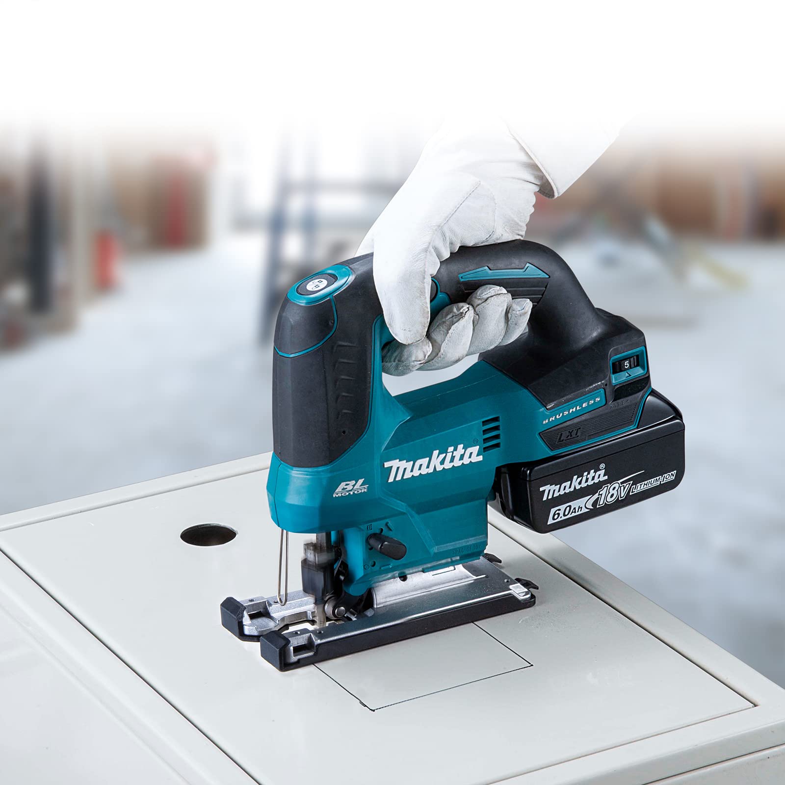 Makita DJV184RTJ 18V Li-Ion LXT Brushless Jigsaw completo di 2 batterie da 5,0 Ah e caricatore fornito in una custodia Makpac