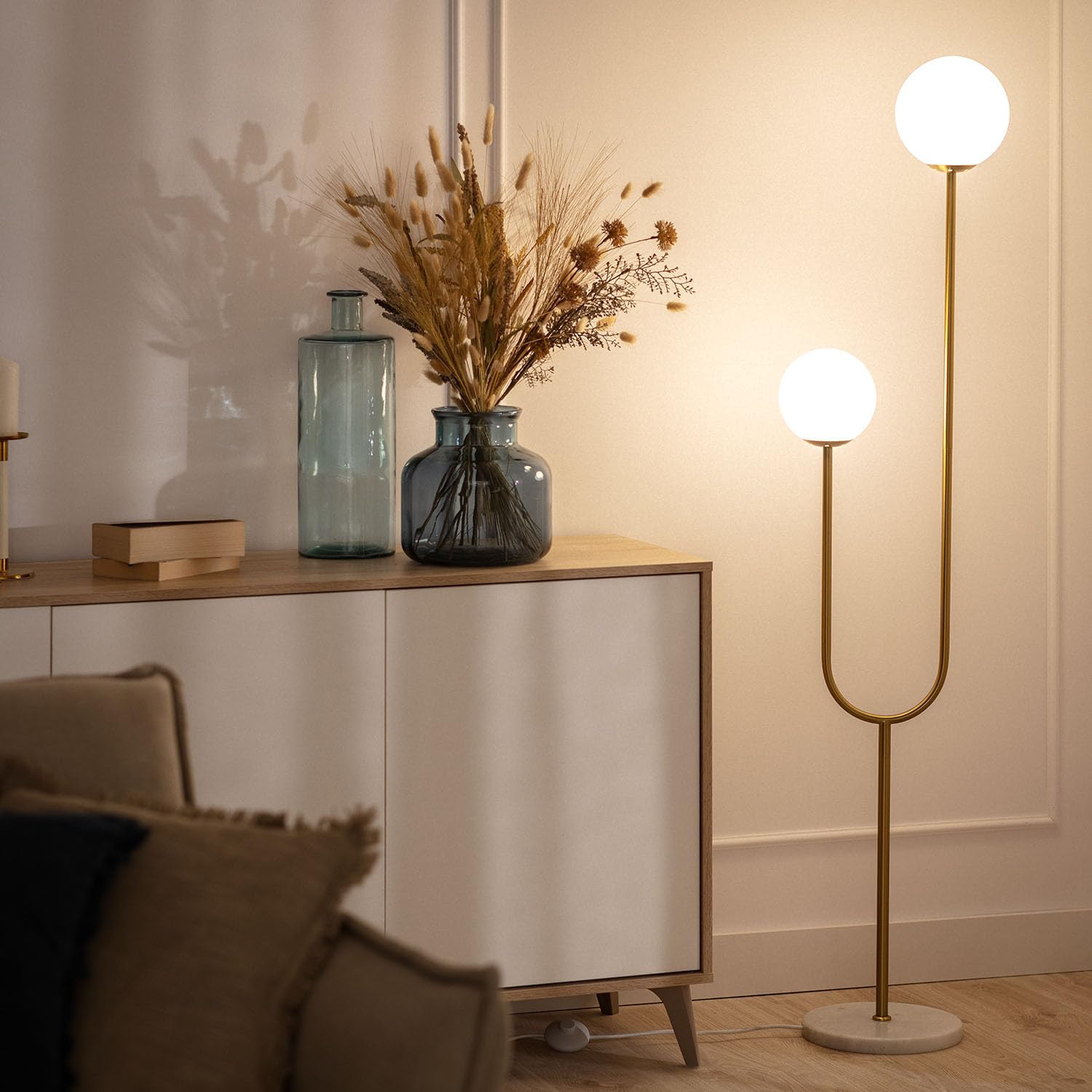 LEDKIA Lámpara de Pie Metal y Cristal Moonlight Brass 2 Focos Dorado | Diseño Moderno | 2 Focos E27 | Ideal para Salón y Dormitorio | Ahorro de Espacio | Acabados en Metal y Cristal