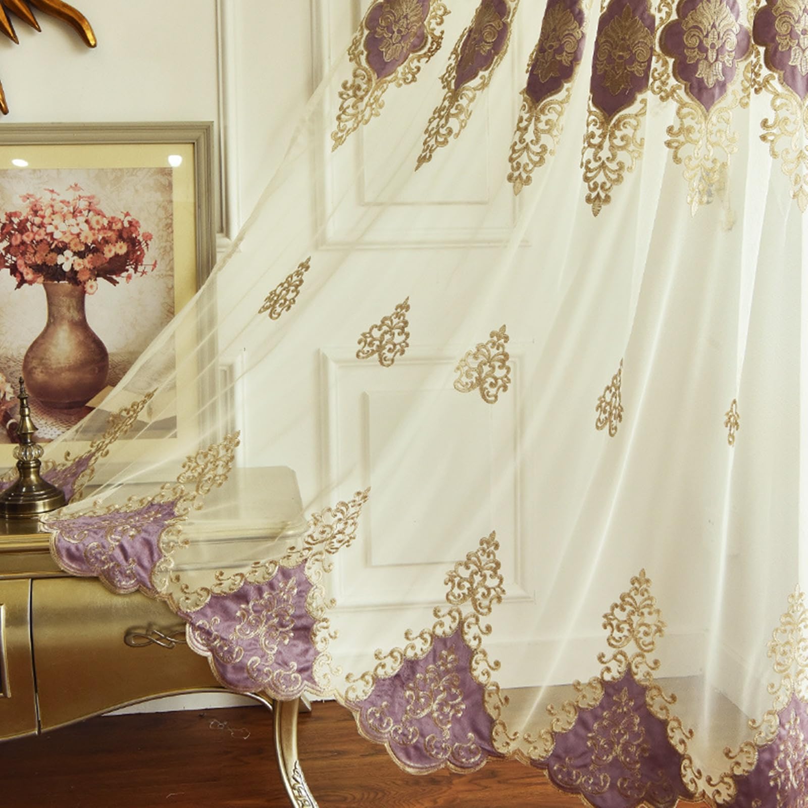 Rideaux voilage chambre avec broderies florales qui filtrent la lumiere du jour