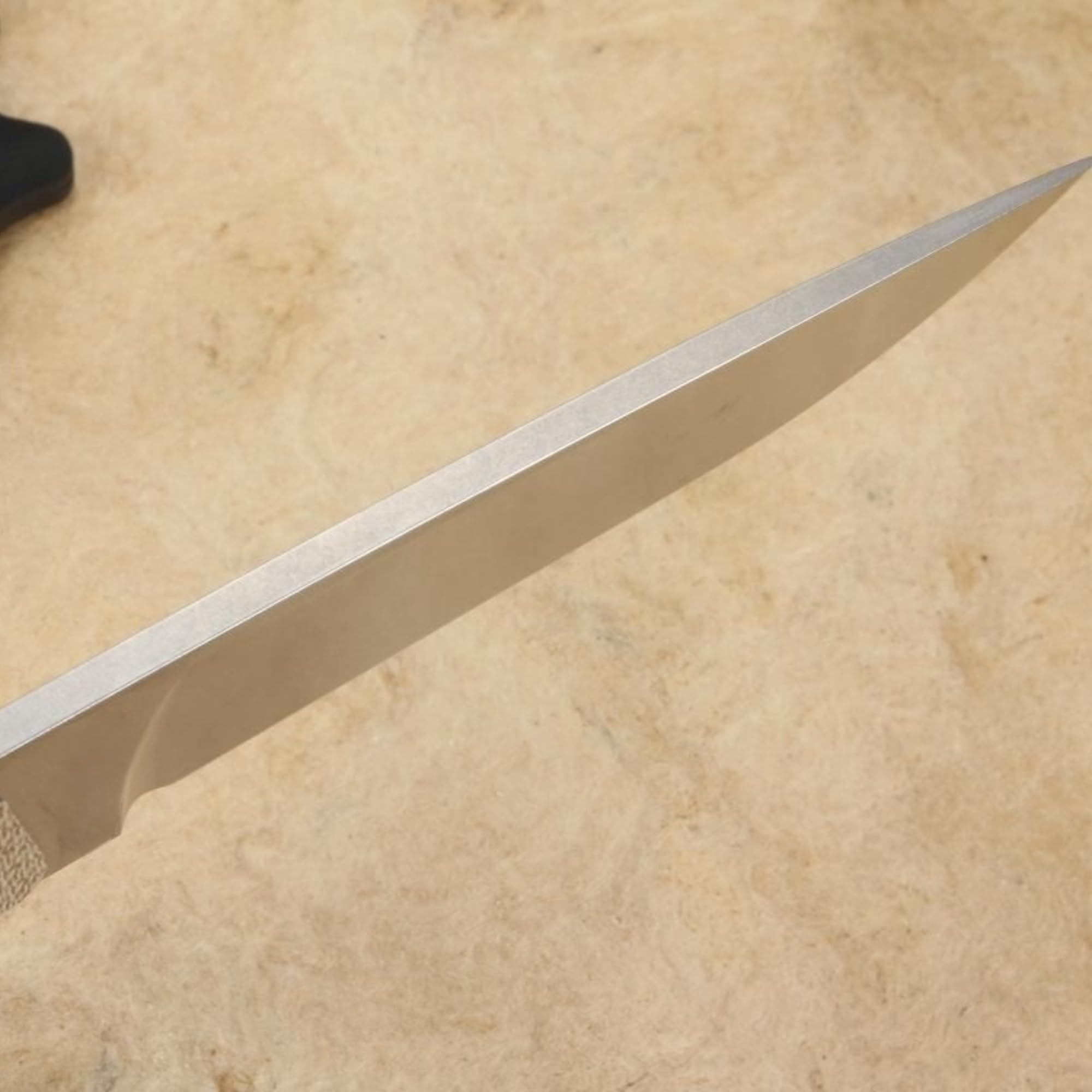 Coltello da caccia a lama fissa leggero con lama a punta cadente stonewashed, impugnatura in tela naturale Micarta, fodero in Kydex, clip da cintura