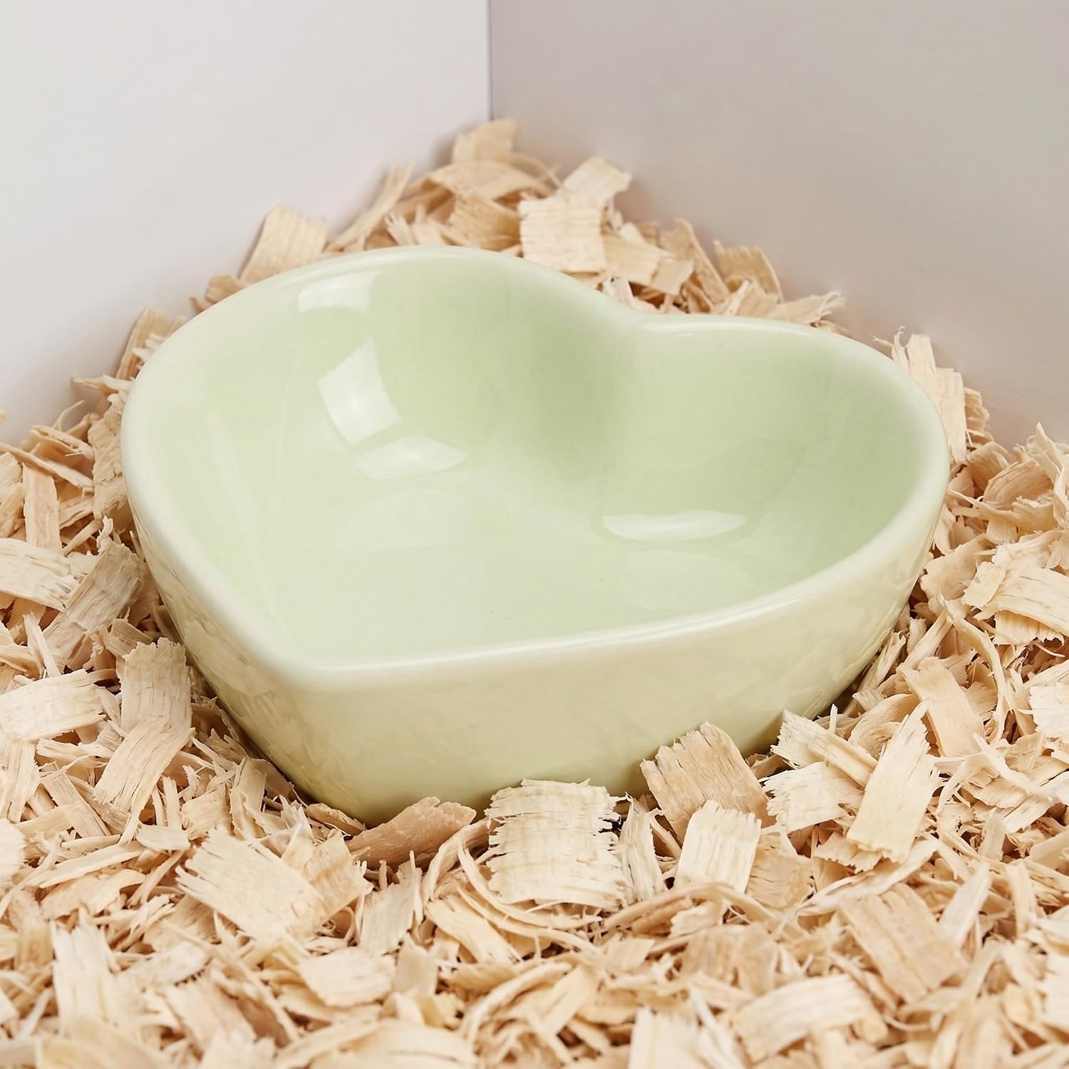 2pcs Small Animal Ceramic Bowls Heart Shaped Food and Water Dish for Rabbits, Hamsters, and Guinea Pigs with Stable Placement and Fits Cage Corners