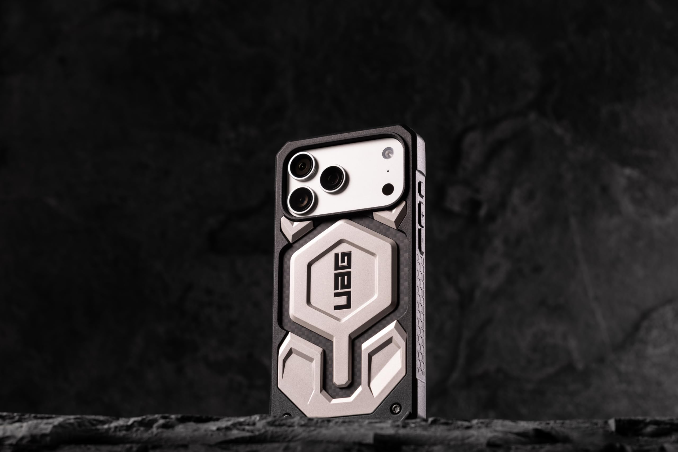 Urban Armor Gear Monarch Pro Case Compatible con Apple iPhone 17 Pro Funda (Carga inalámbrica/magnética, protección de 5 Capas) Titanio