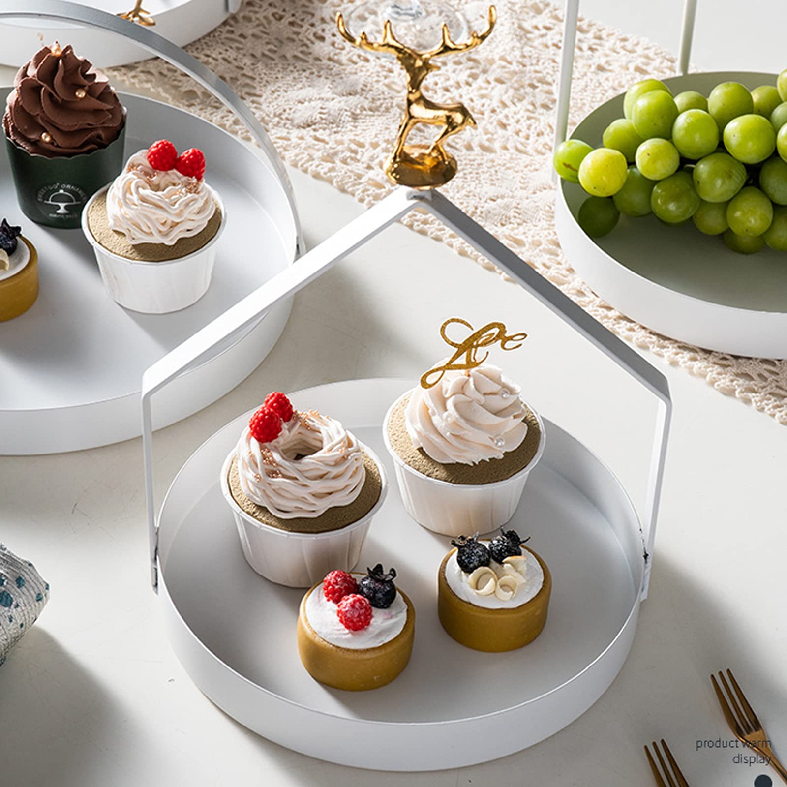 Bandejas para Tartas Soporte de la torta blanca con la manija de metal Postre de cerámica Tembata de la tarde del soporte de la magdalena, bandeja de servir de pastelería de boda simple Soporte para C