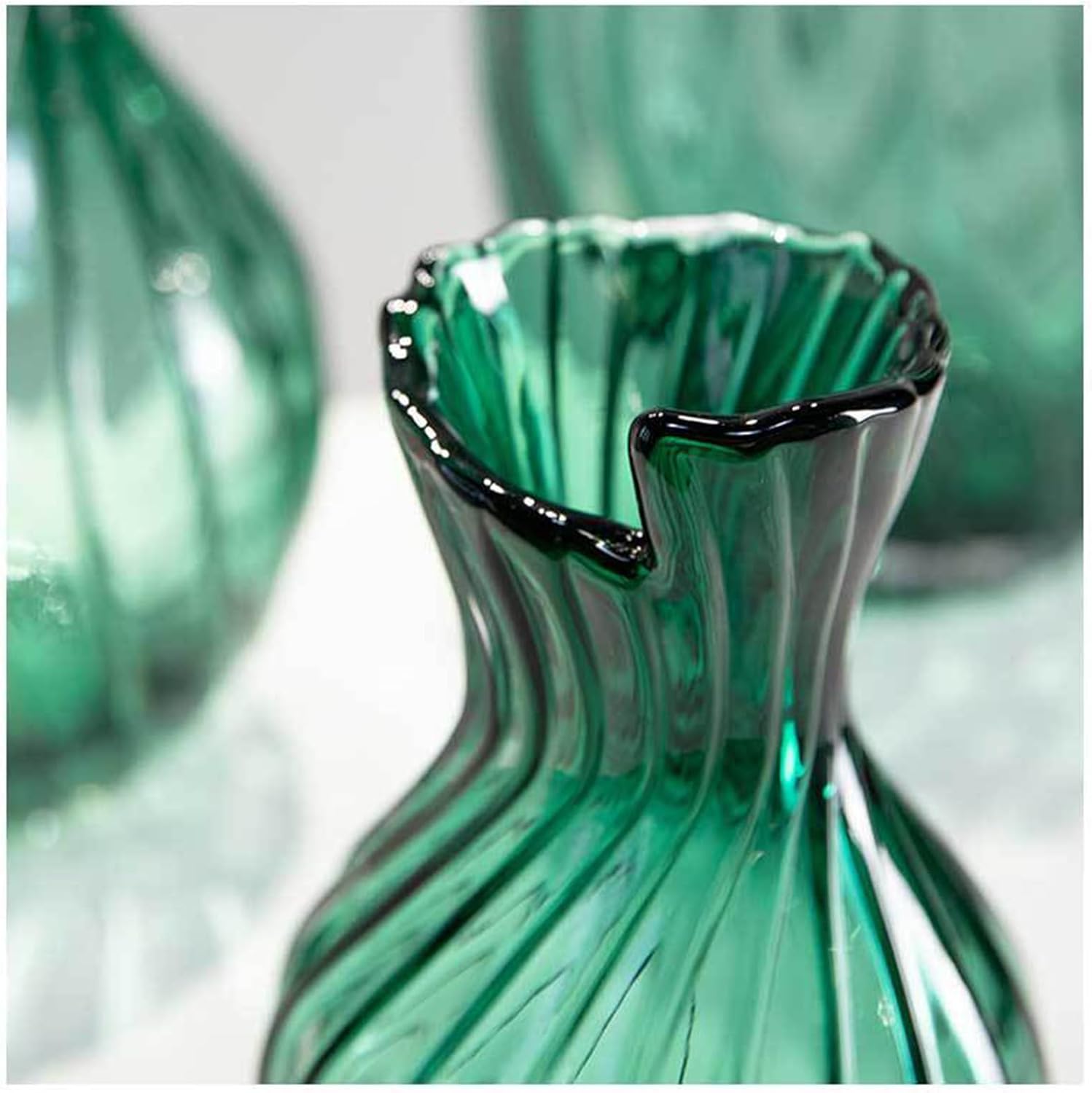 Green Glass Vase,Green Twisted Glass Vase,Flower Handmade Flower Arrangement Decoration,Hydroponic Decoration for Home Table Office,Green 1Pcs,19 * 12.5 * 7cm