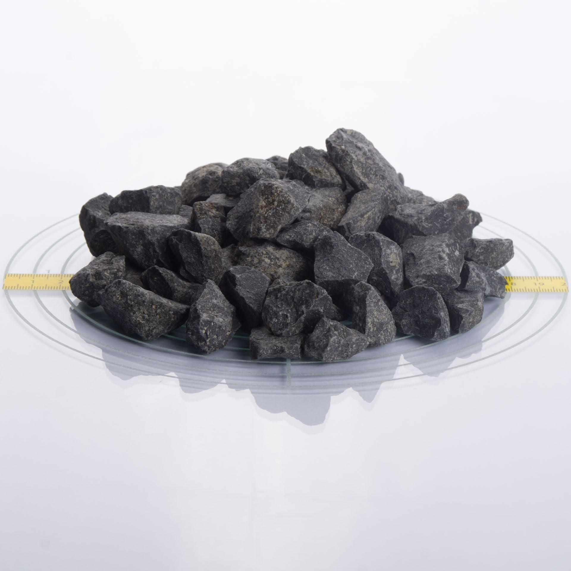 Schicker Mineral Basalt Ziersplitt anthrazit 16-22 mm 25 kg, Basaltsplitt aus Deutschland in verschiedenen Größen von 2-56 mm, Basaltbruch farbechter Naturstein ideal zur Garten-, Hof- & Weggestaltung