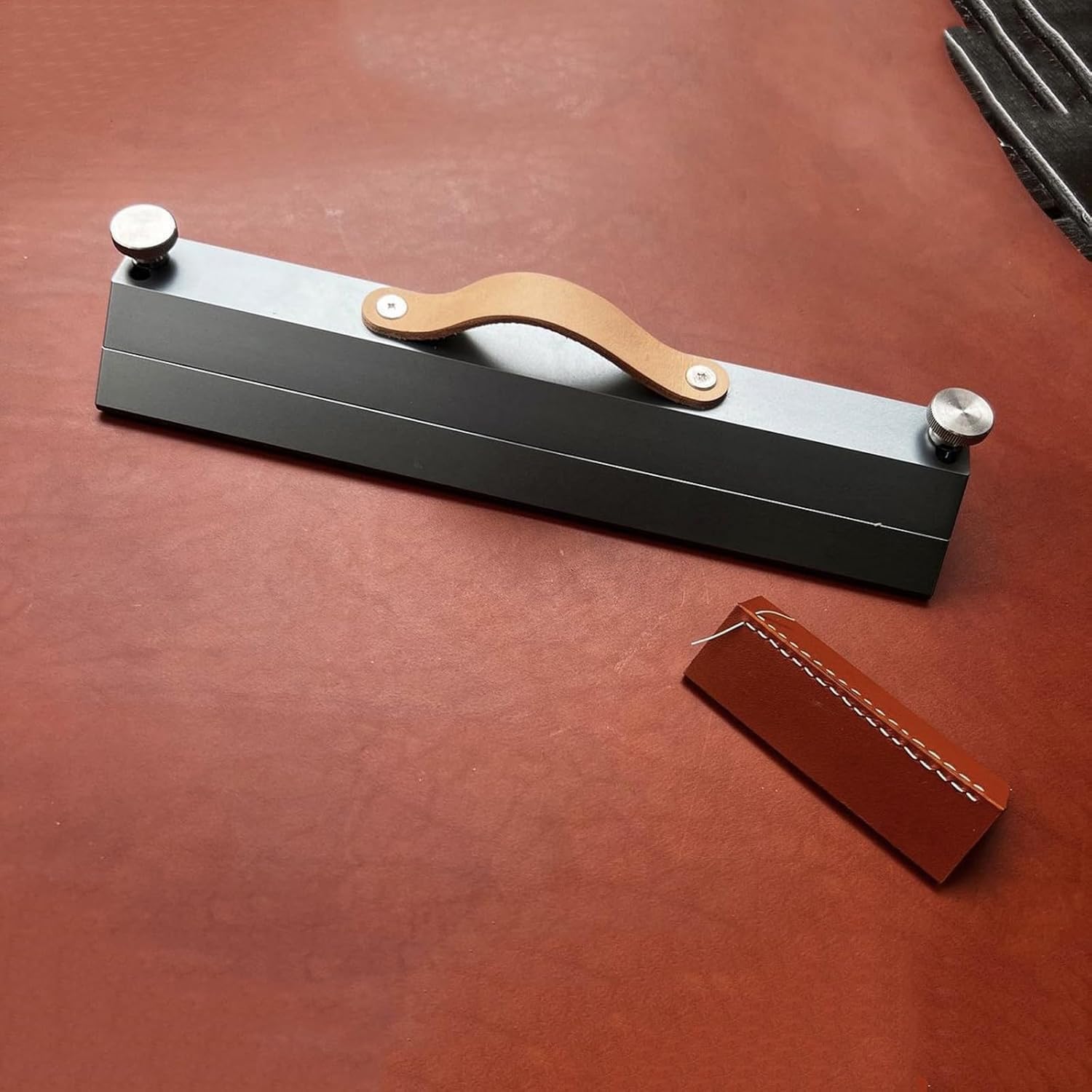 Herramienta de posicionamiento de corte de cuero, herramientas de costura de cuero hechas a mano con ángulos ajustables de 45° y 60°, aleación de aluminio, con mango y tornillo ajustable