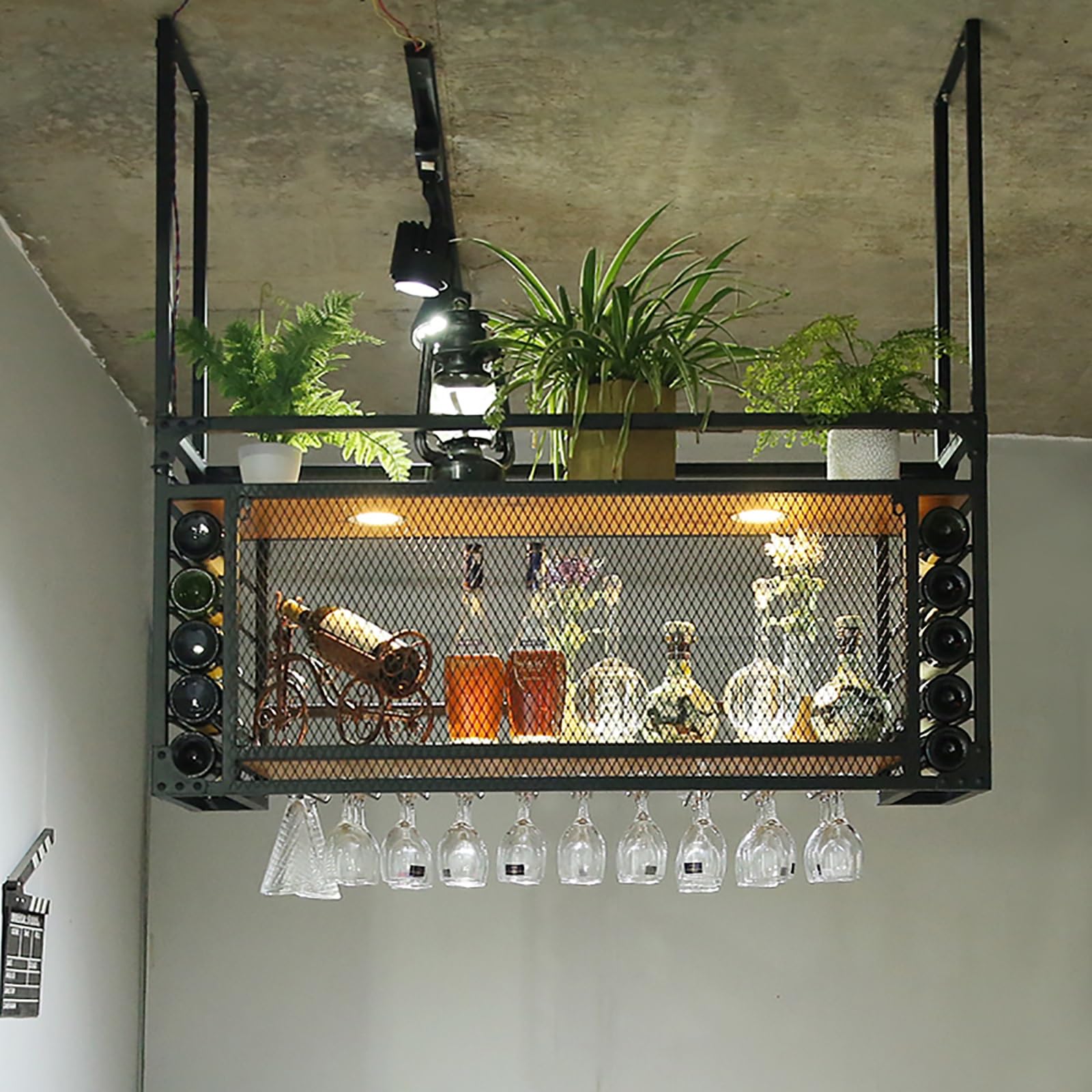 Casier à vin monté au plafond avec spot alu pour sublimer vos soirées cuisine