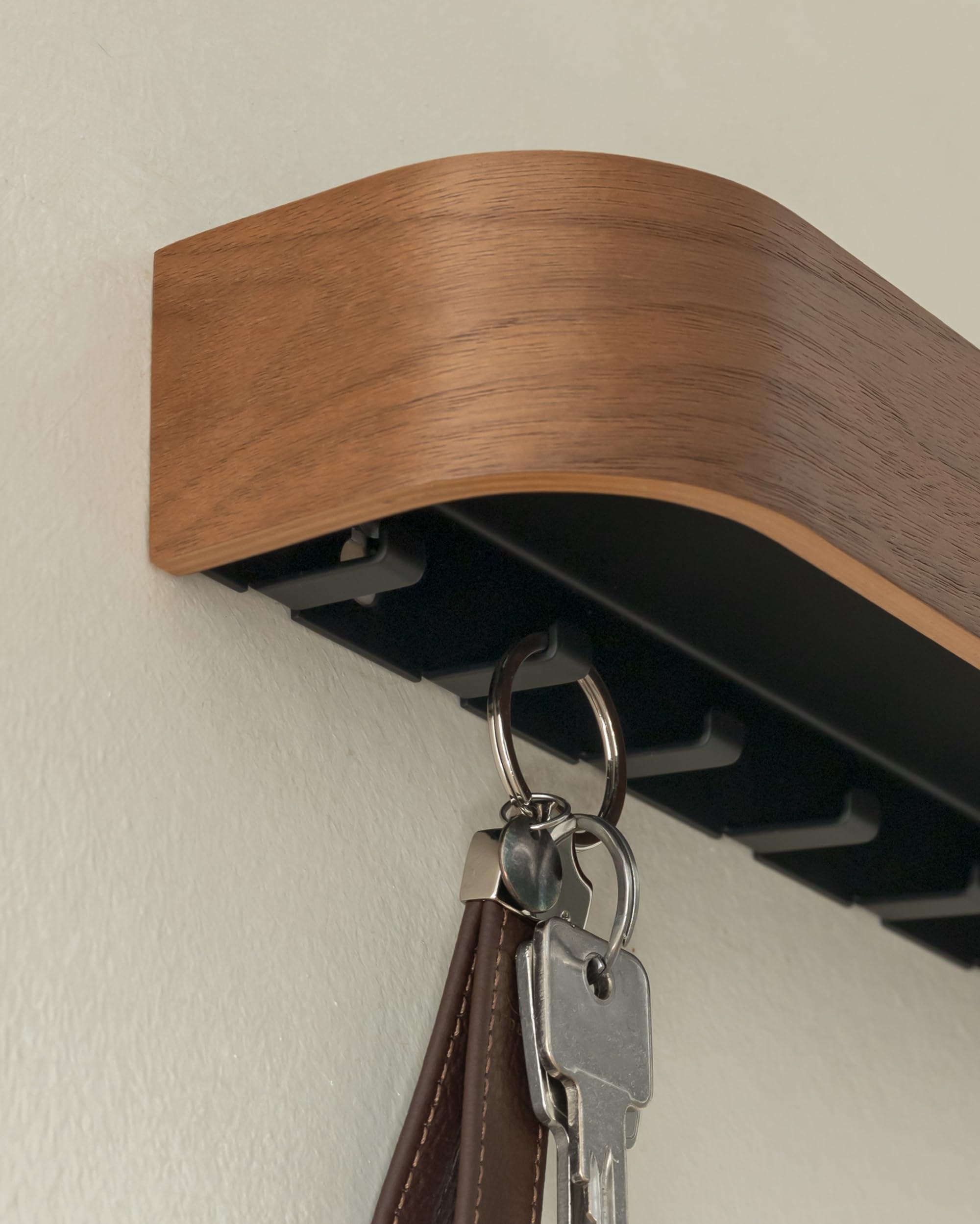 Kazai. Portachiavi da Parete 'Toke' | Design di Appendichiavi da Parete di Berlino | Porta Chiavi da Muro con Mensola in Legno | Porta Chiavi Ingresso per Parete e Corridoio | Noce