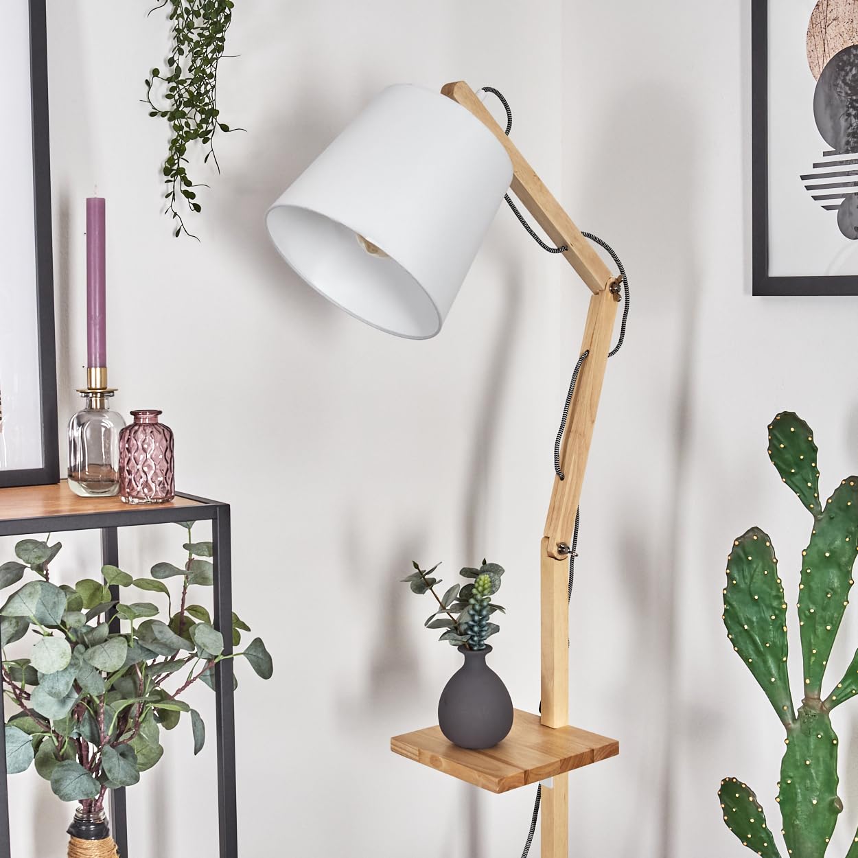 HOFSTEIN Stehleuchte Tukchor, Stehlampe aus Holz/Metall/Stoff in Natur/Weiß, verstellbare Leuchte im Boho-Design mit Ablageflächen u. Schalter, 152,5 cm, E27, Wohnzimmer, Schlafzimmer, Esszimmer