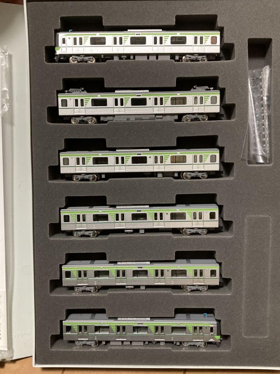 東京都交通局 都営新宿線 10-380 ハンドスコッチ 手歯止め 東京都交通局 新宿線 10-300形10-660の側面写真｜RailFile.jp
