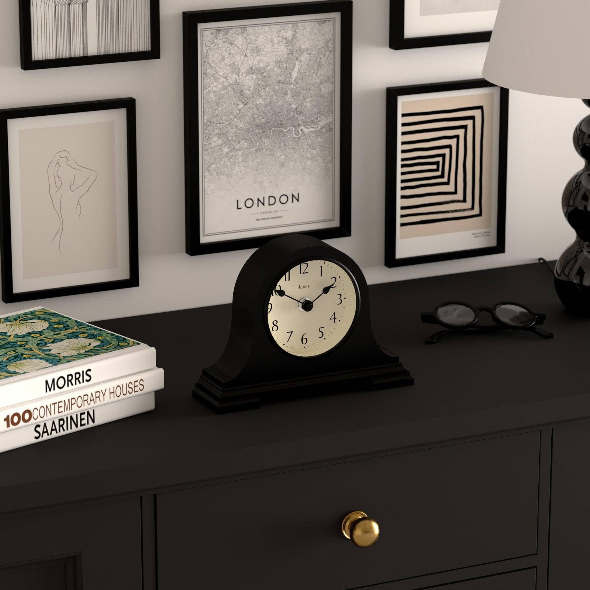 JONES CLOCKS® Speakeasy Reloj de repisa pequeña | Diseño clásico del Sombrero de Napoleón | Negro | Estilo clásico contemporáneo para Escritorio, Mesa, estantería o mesilla