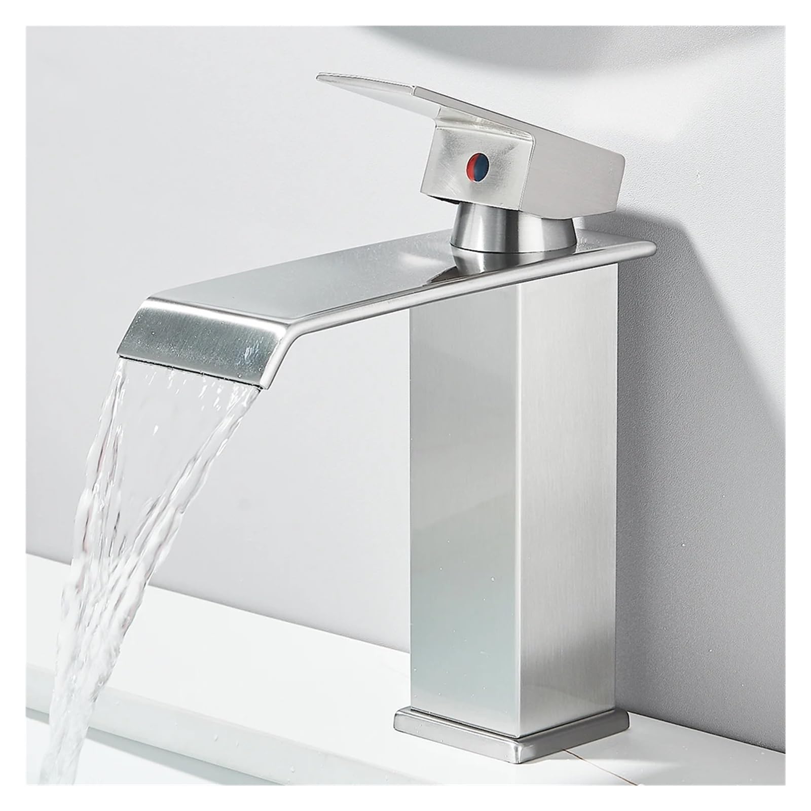 Grifo de cascada monomando para renovar el lavabo de un baño moderno y zen 7