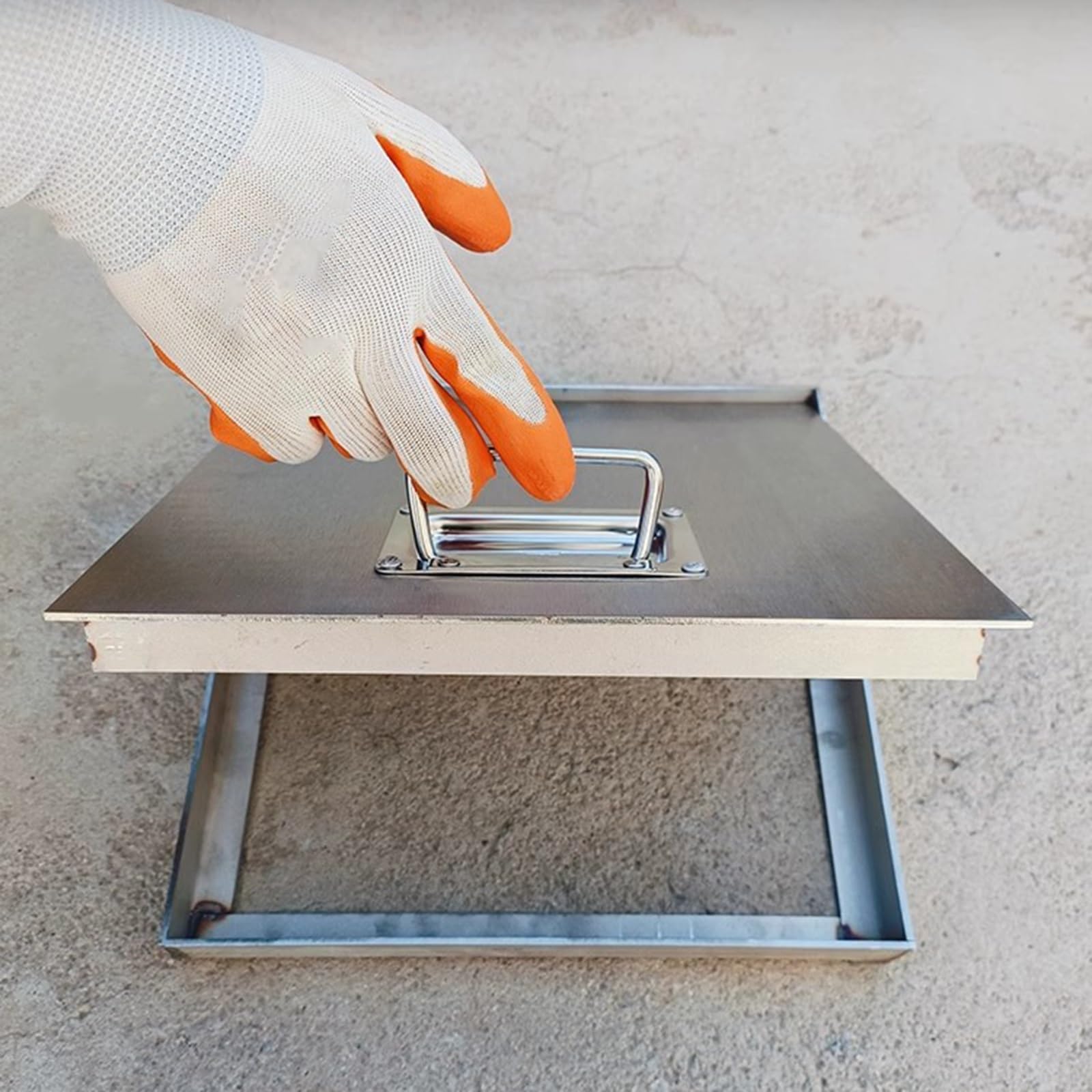 Couvercle de trou d'égout discret pour embellir votre terrasse et votre cour
