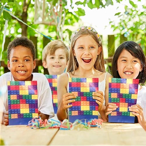 Miniatura 4 de ArtCreativity Bolsas de papel de bloque de construcción para fiestas, paquete de 12 bolsas de regalo divertidas con temas, envoltorios de regalo