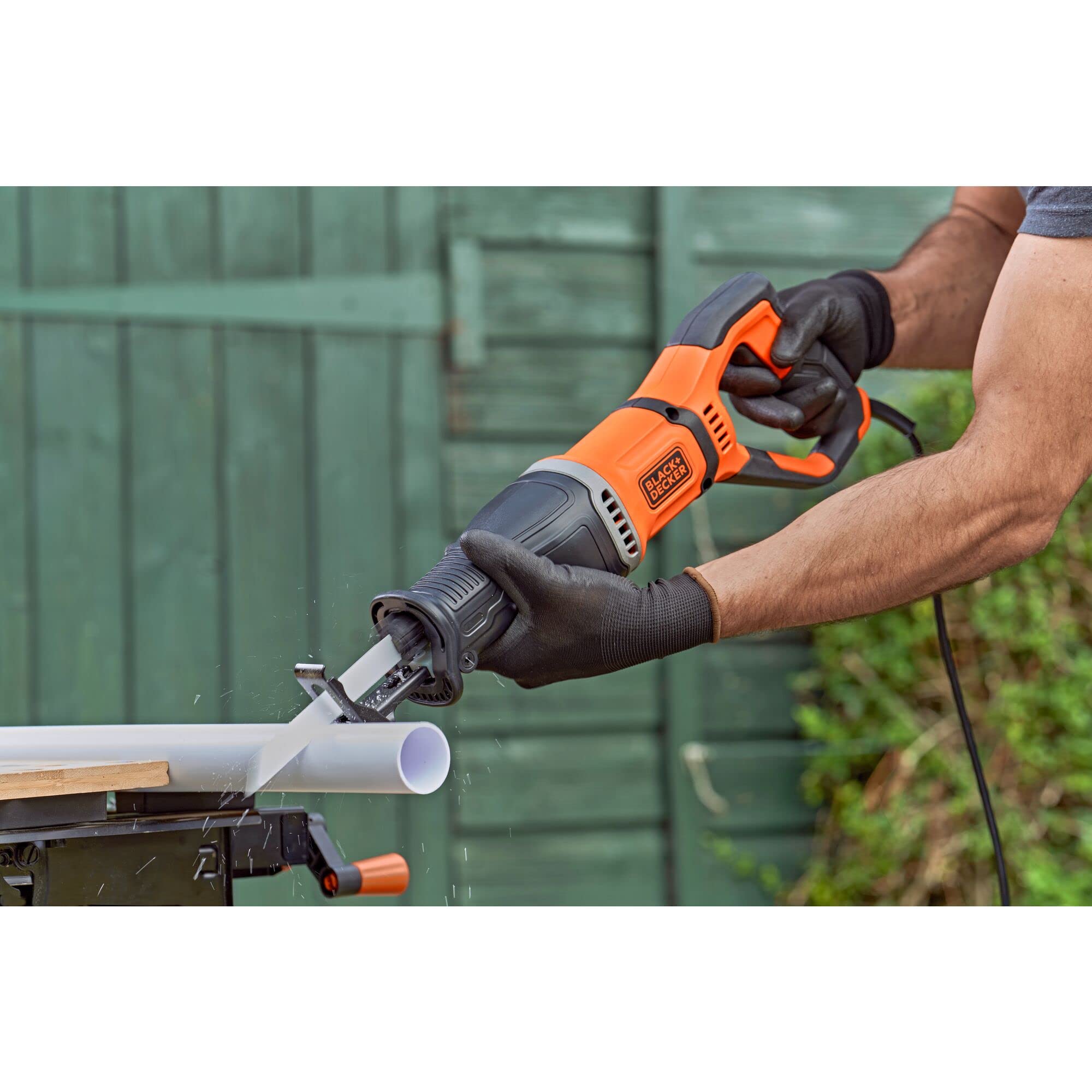 BLACK+DECKER SEGA A GATTUCCIO A FILO 750W Velocità variabile 0-2800 corse/min; Lunghezza corsa lama 20mm. In dotazione: 2 lame (1x legno, 1x metallo) BES301-QS