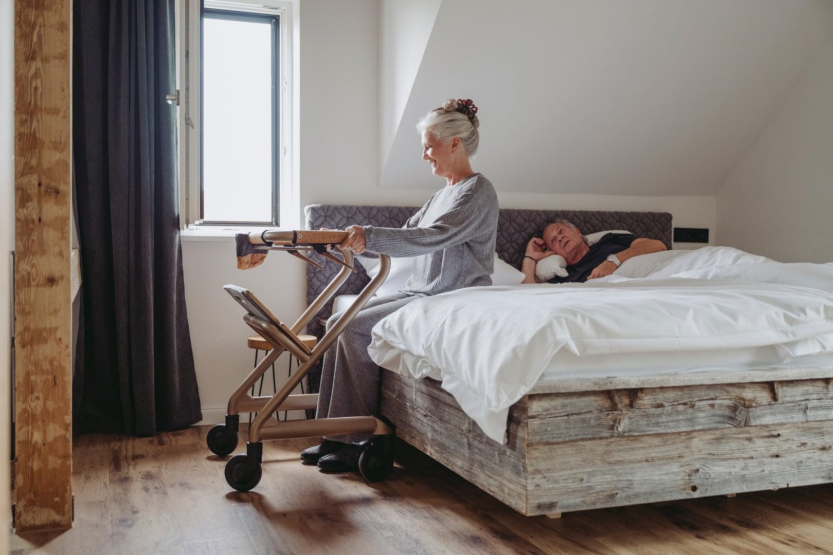 Saljol Wohnraumrollator in Vollausstattung, Helfer für den Wohnbereich mit Tablett und Sitz, Indoor Rollator, wendig, stabil, mobiler Handlauf, Sitzhöhe 56 cm, Velvet Grey (Anthrazit)