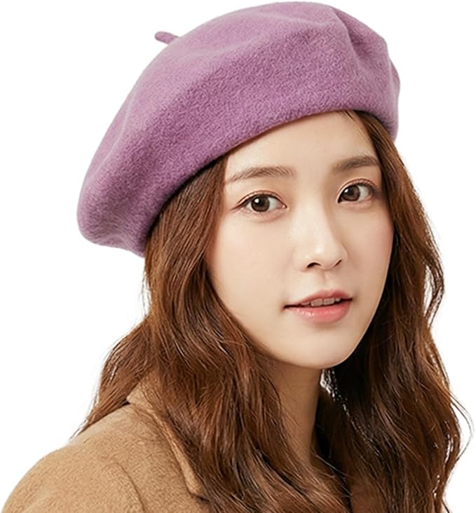 クラシックなベレー帽（グレーパープル色）を被った女性の正面からのイメージ