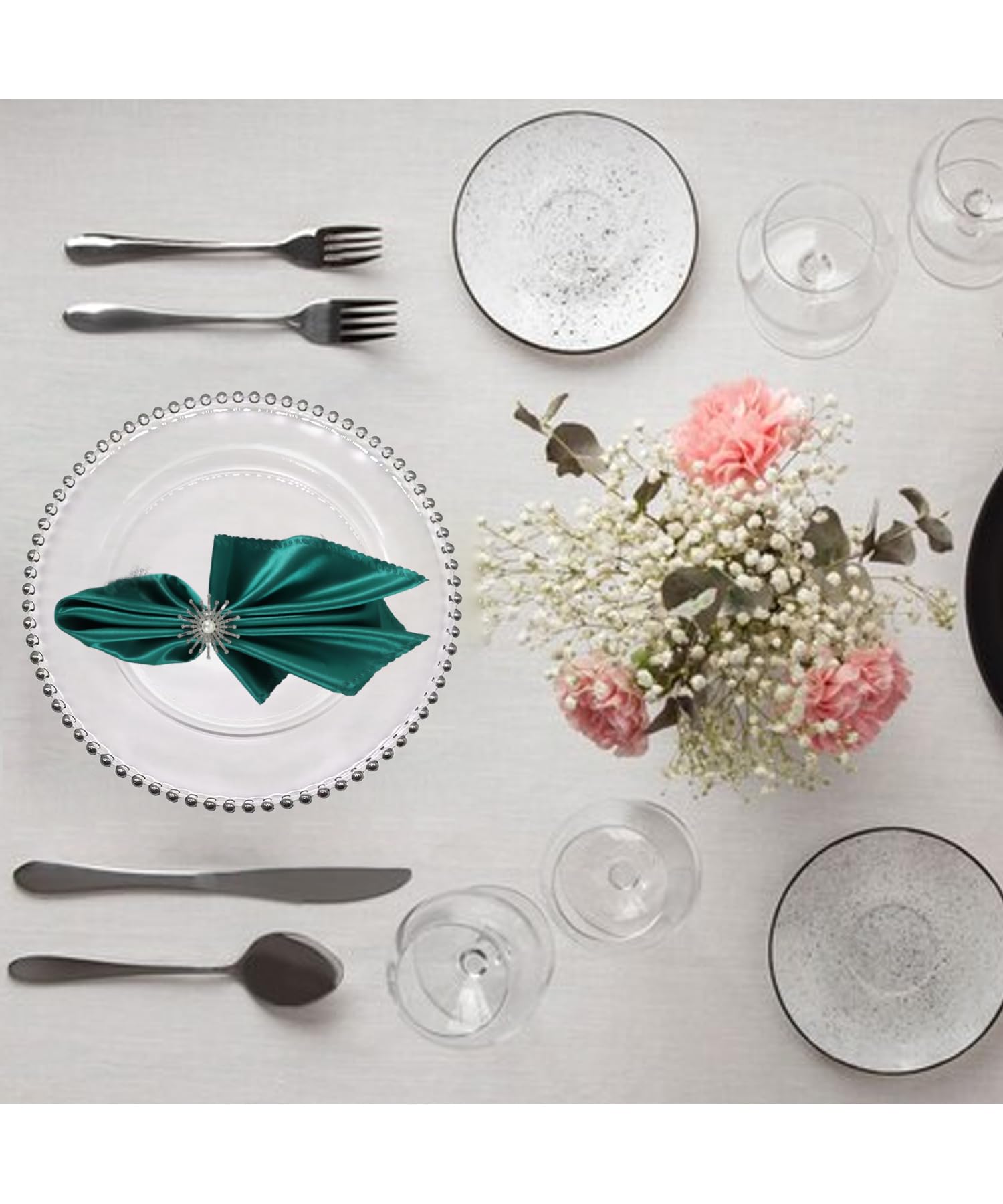 Trimming Shop Paquete combinado de platos de cristal transparente con cuentas plateadas de 13 pulgadas con servilleteros de diamantes de perla, perfectos para bodas, cenas, eventos, mesas y