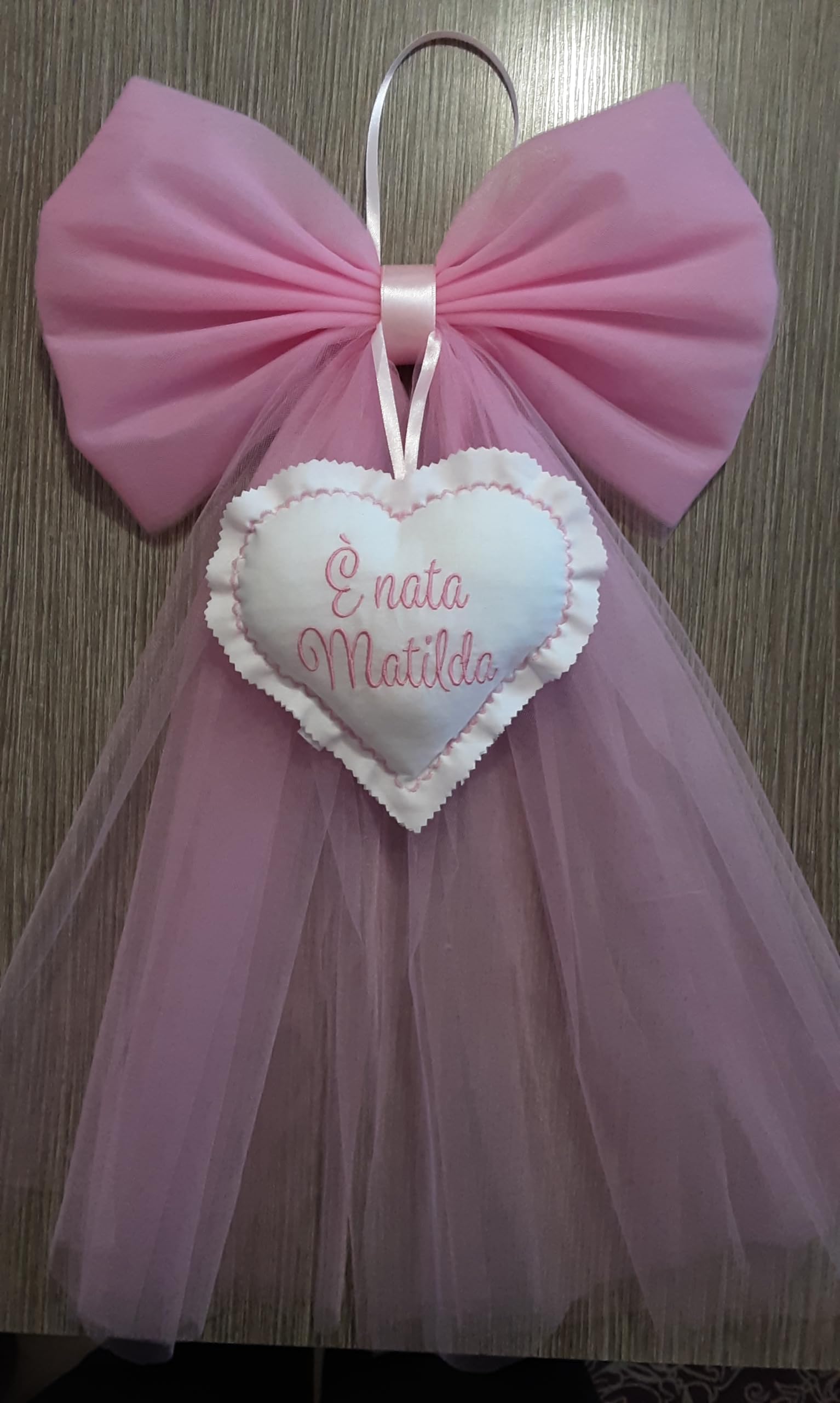 Crociedelizie, fiocco nascita bimba personalizzato in tulle rosa con ricamo nome ricamato elegante semplice coccarda fuori porta cuore