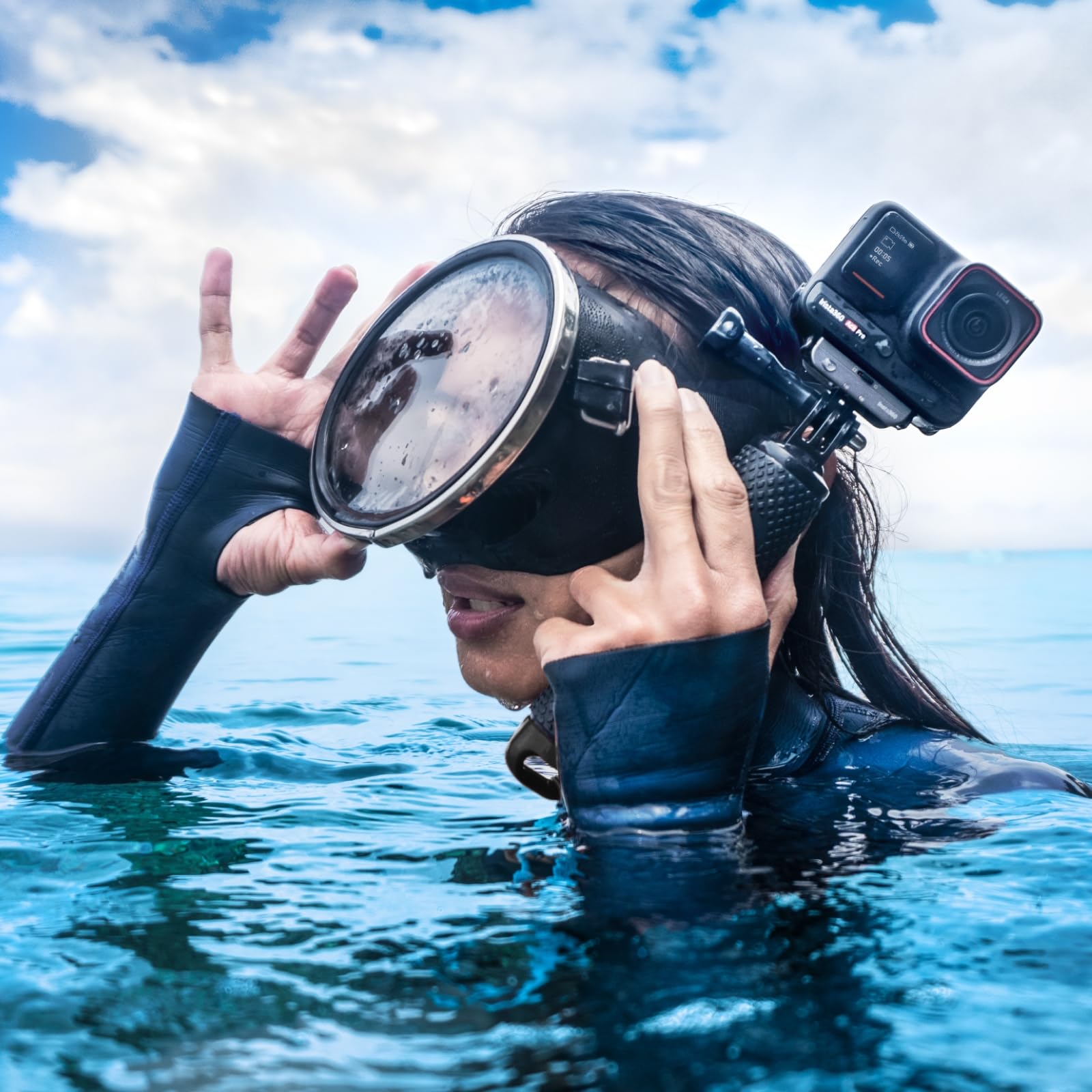 Insta360 Ace Pro - Action cam impermeabile Co-disegnata con Leica, sensore da 1/1.3" e riduzione del rumore per una qualità d'immagine imbattibile, 4K120fps, schermo orientabile da 2,4" e funzioni AI