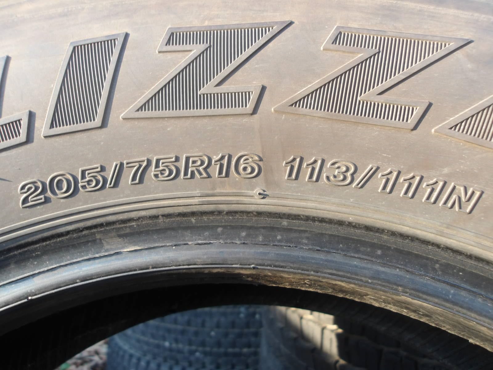 Amazon.co.jp: Q267-9 205/75R16 冬4本セット スタッドレス LT 113
